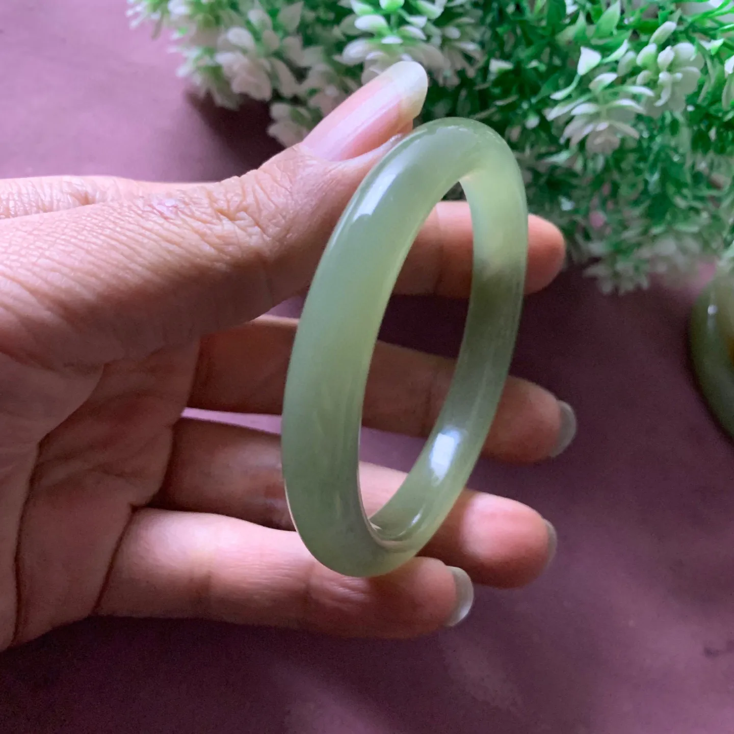 和田玉55.5圈口清水色手镯【挽间柔情】，高冰晴水手镯，镯型古朴典雅。在诗情画意的雨巷相遇，你是我腕间的一抹风情，有你眸有深情.清风荡漾湖间静水，我愿俯身低眉，在烟波涟漪处寻