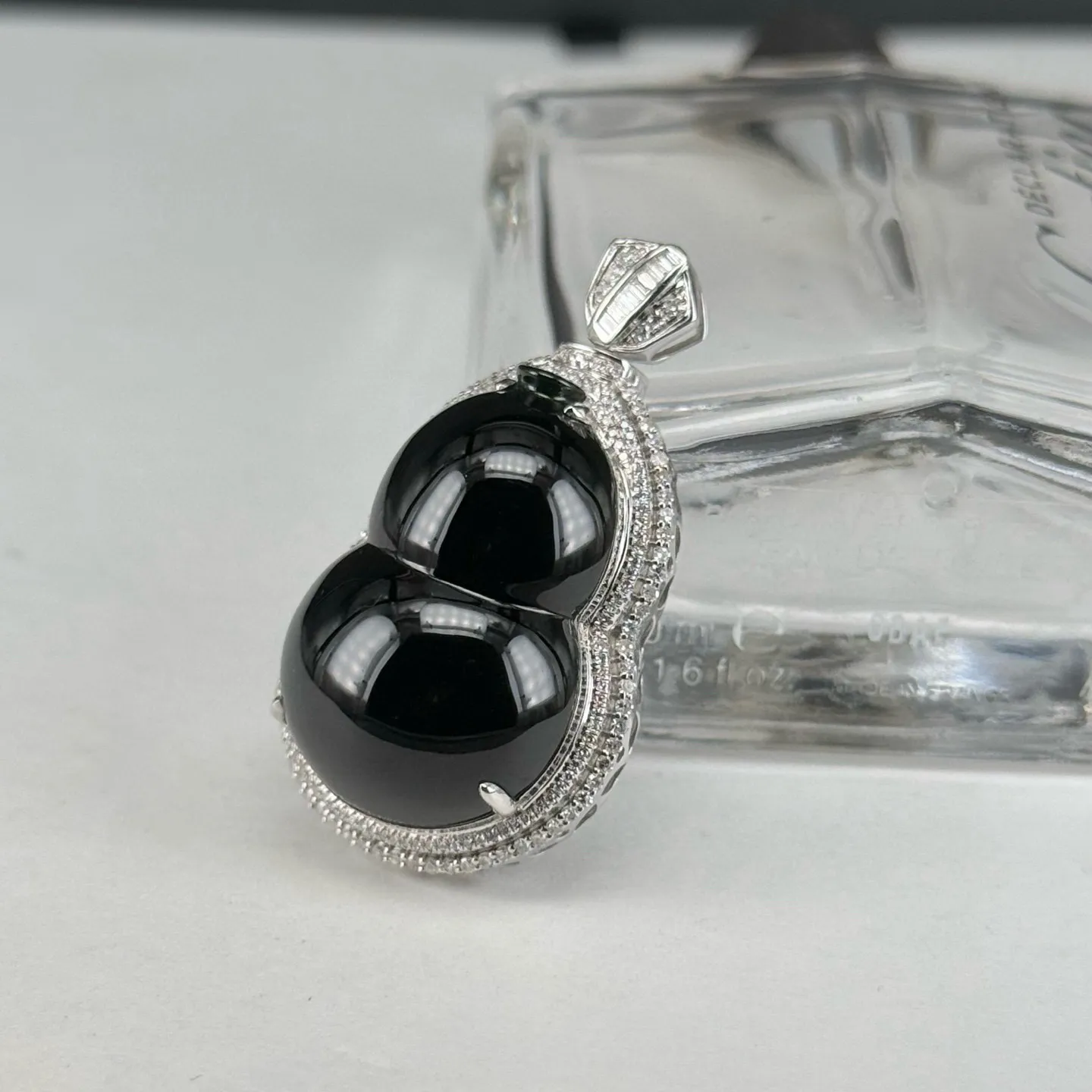 精品18k墨翠葫芦吊坠 种好色正 黑度极好 打灯通透 油性十足 尺寸41.9