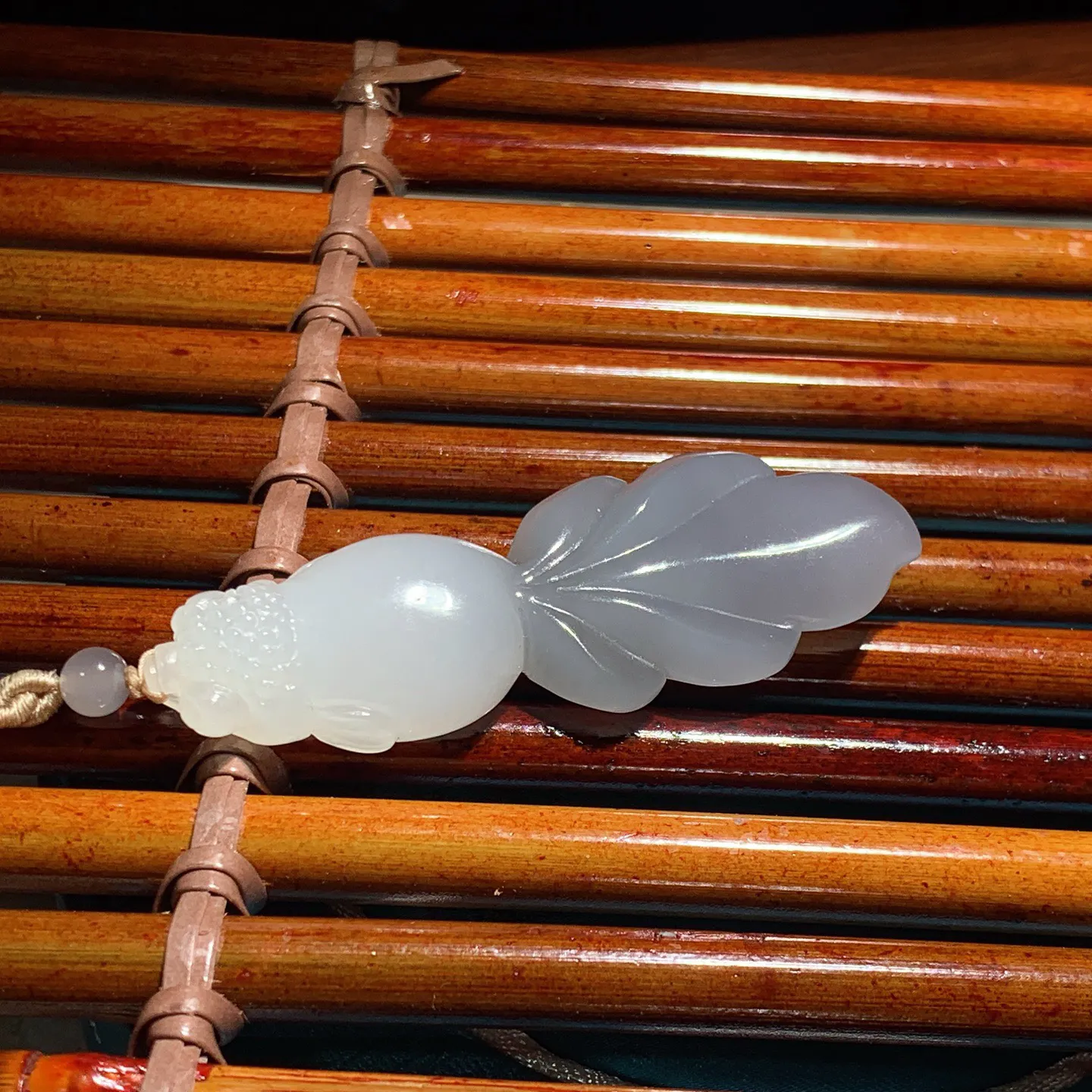 和田玉紫罗兰金玉满堂鱼挂件。尺寸60/20/9重18克 玉质细腻油润 底色纯净 脂粉好，品质好。lt