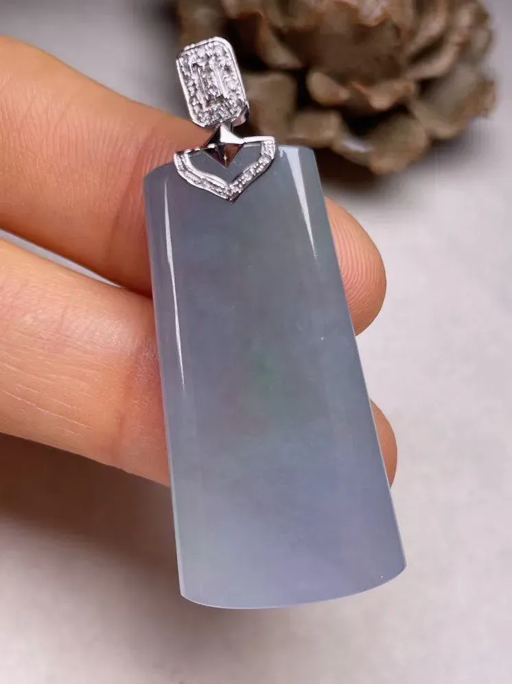 冰糯种淡紫无事牌吊坠、真金真钻镶嵌，种水好，玉质细腻 .裸石尺寸 35.3*18.0