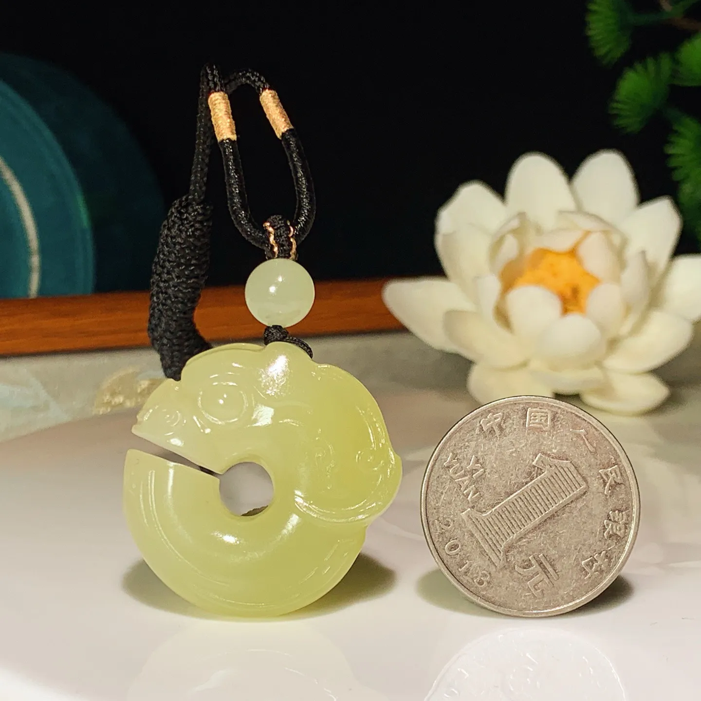 新疆和田玉若羌黄口料玉猪龙挂件。尺寸31/10重19.5克 玉质细腻油润 底色纯净 脂粉好，品质好。lt250112