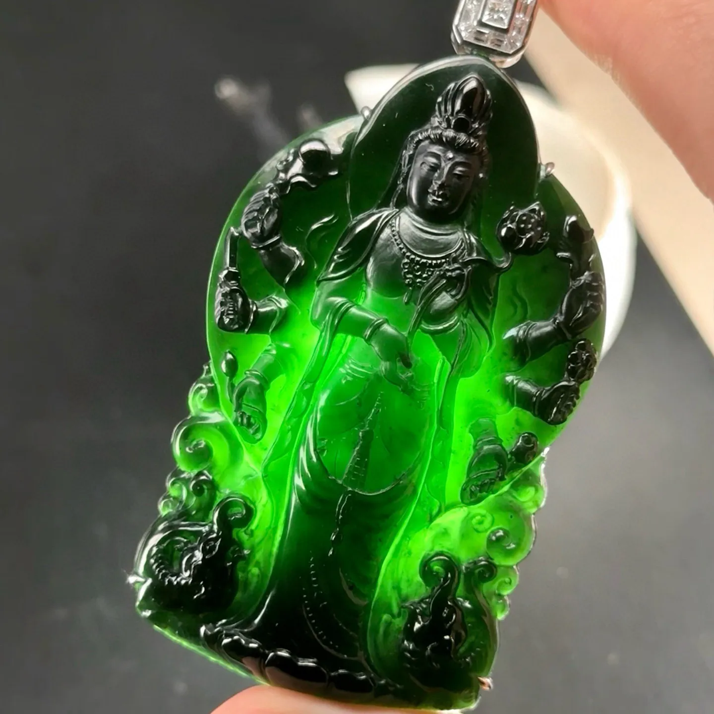 精品18k墨翠千手观音 种好色正 黑度极好打灯通透 油性十足 尺寸78.9