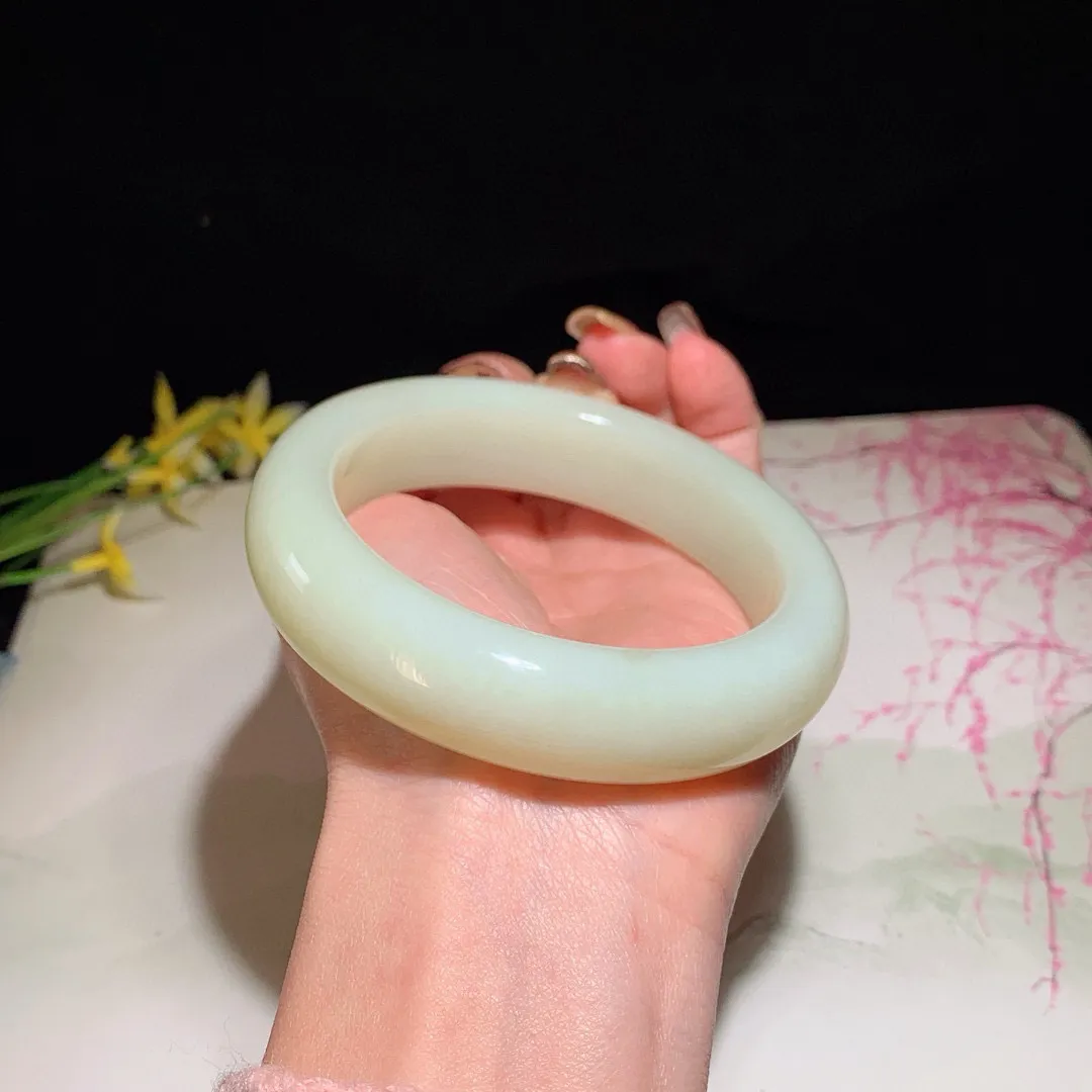 和田玉61圈口黄口料宽版手镯！玉质细腻油润 底色纯净 无裂无杂 脂粉好，品质好！