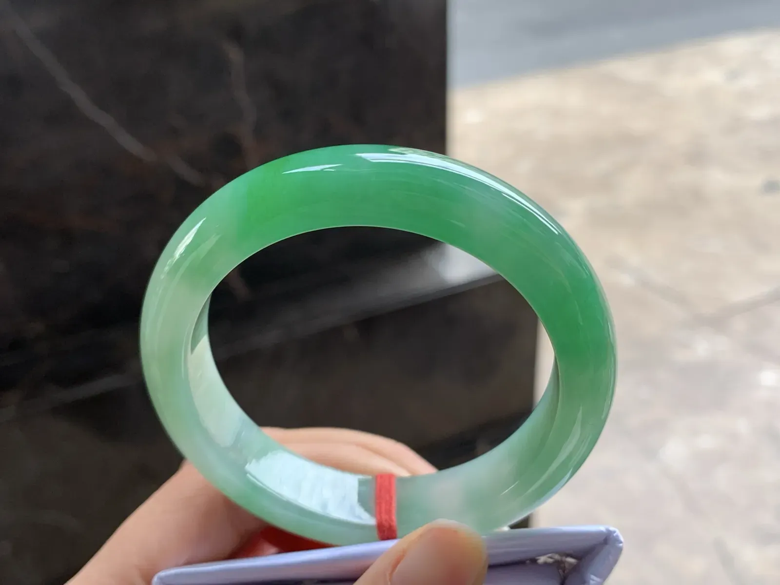 55-12.9-8.6

阳绿色手镯^_^玉质温润 颜色好看 底妆干净