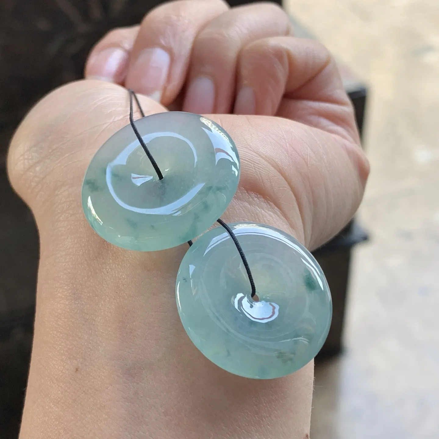 蓝花平安扣
尺寸：27.8-5.9mm26-5.6mm
一对 平安顺遂