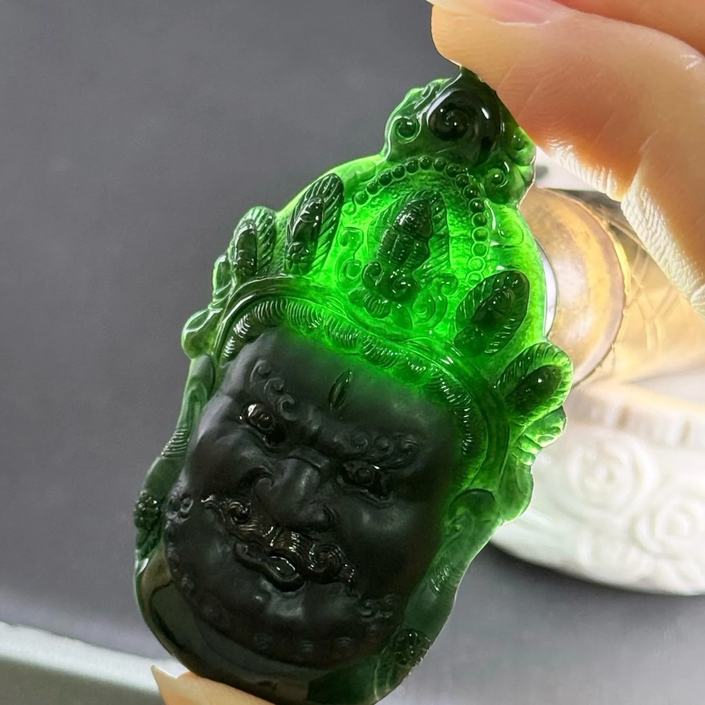 精品墨翠黄财神 种好色正 黑度极好 打灯通透 油性十足 61.1