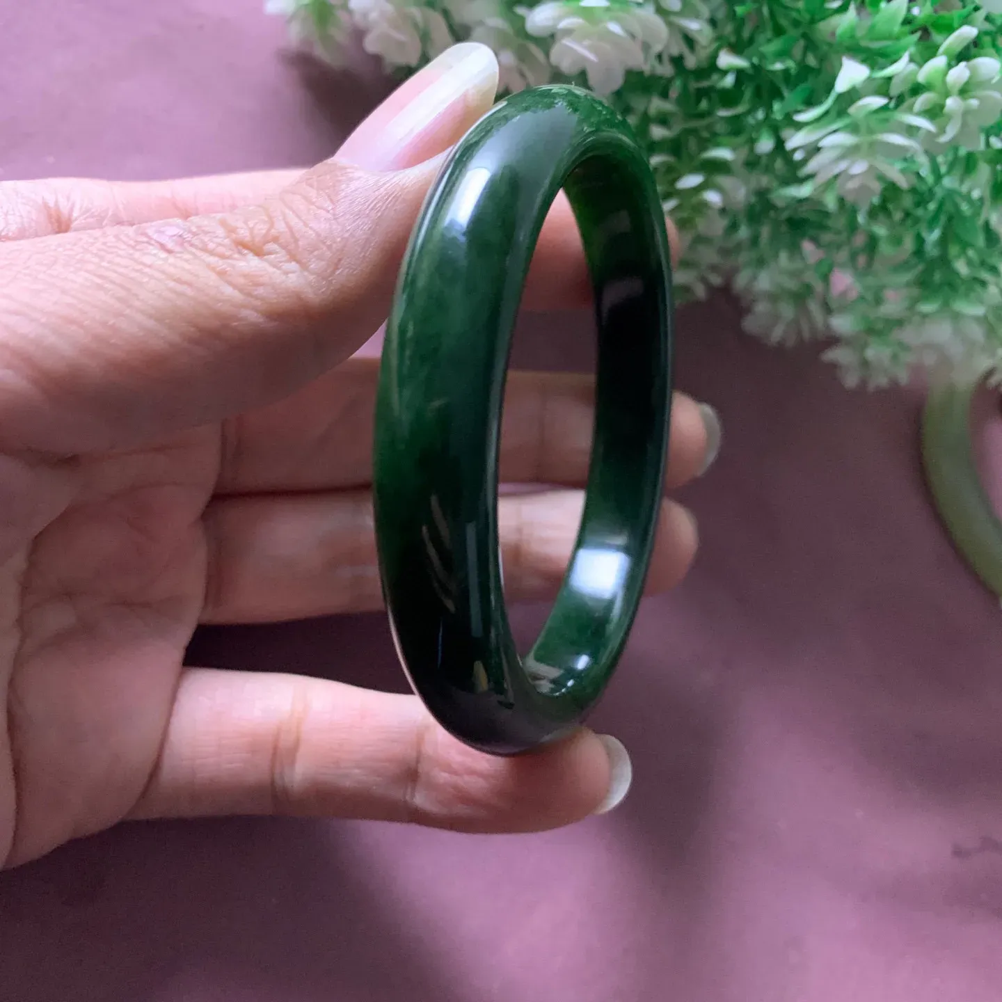 和田玉碧玉58.3圈口菠菜绿手镯，镯型古朴典雅。在诗情画意的雨巷相遇，你是我腕间的一抹风情，有你眸有