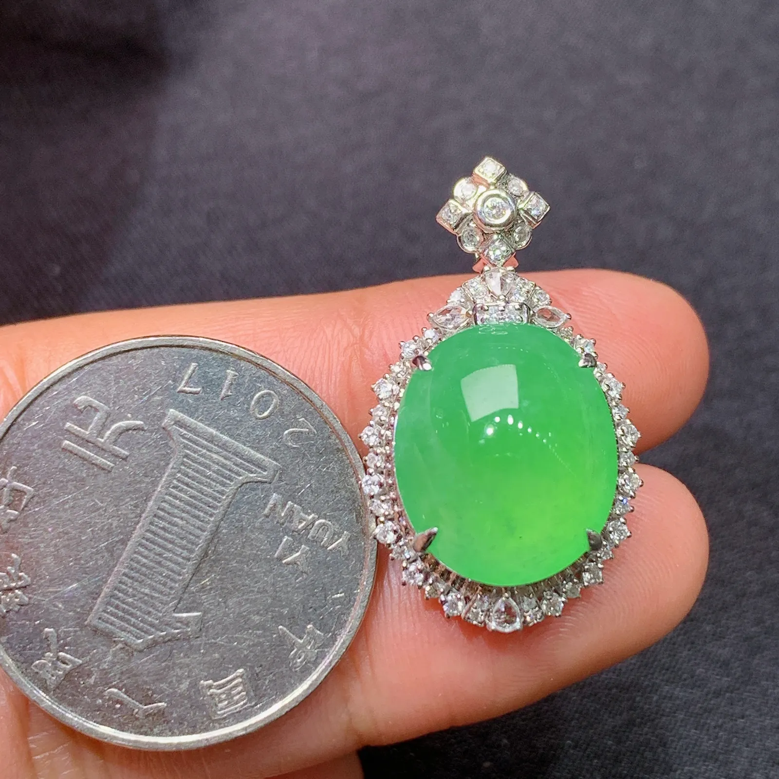 冰种甜绿蛋面吊坠，18k金镶嵌，冰润色阳，玉质细腻，种水足，Fj 尺寸28.1*16.6*11.1