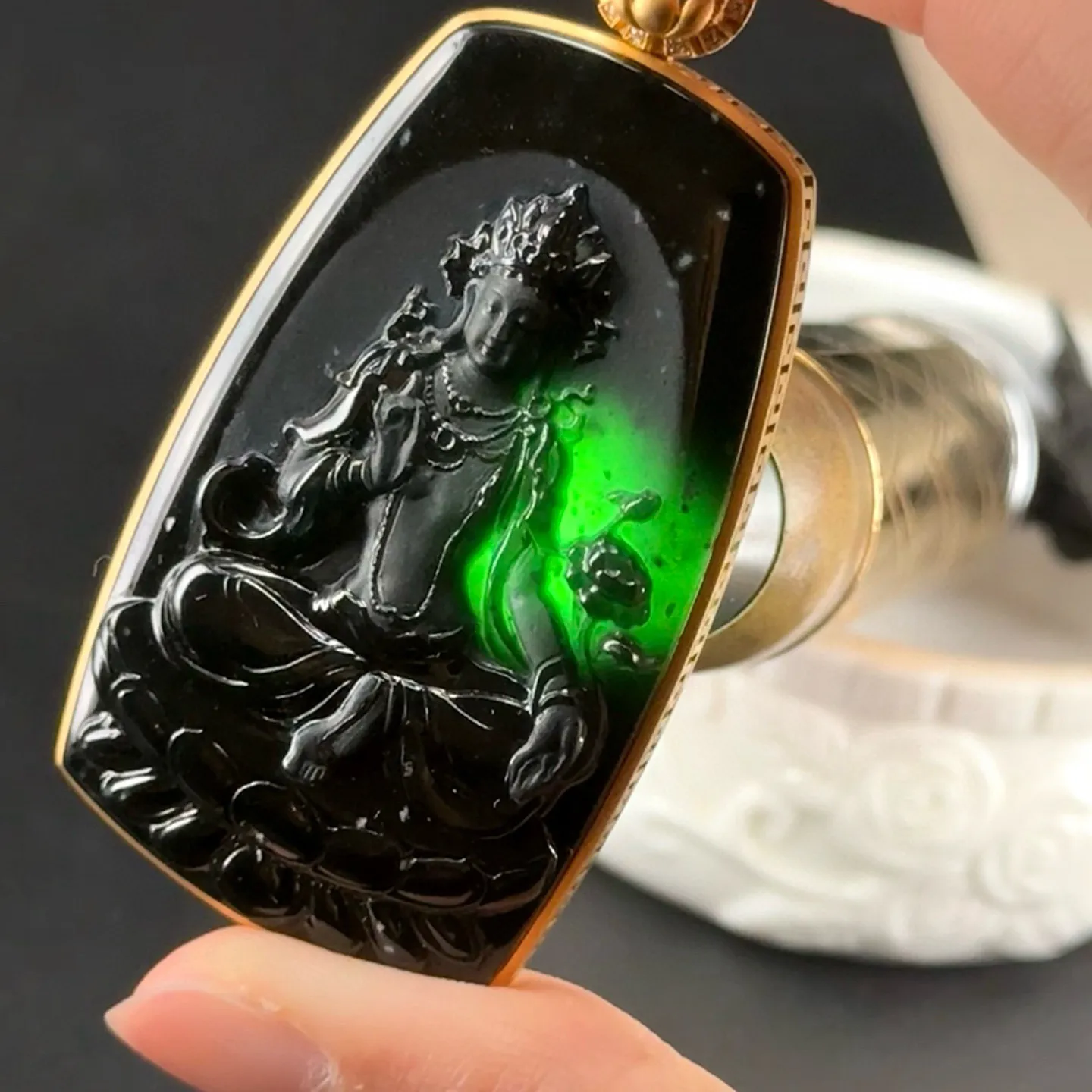 精品18k墨翠度母观音 种好色正 黑度极好 打灯通透 油性十足 尺寸65.9