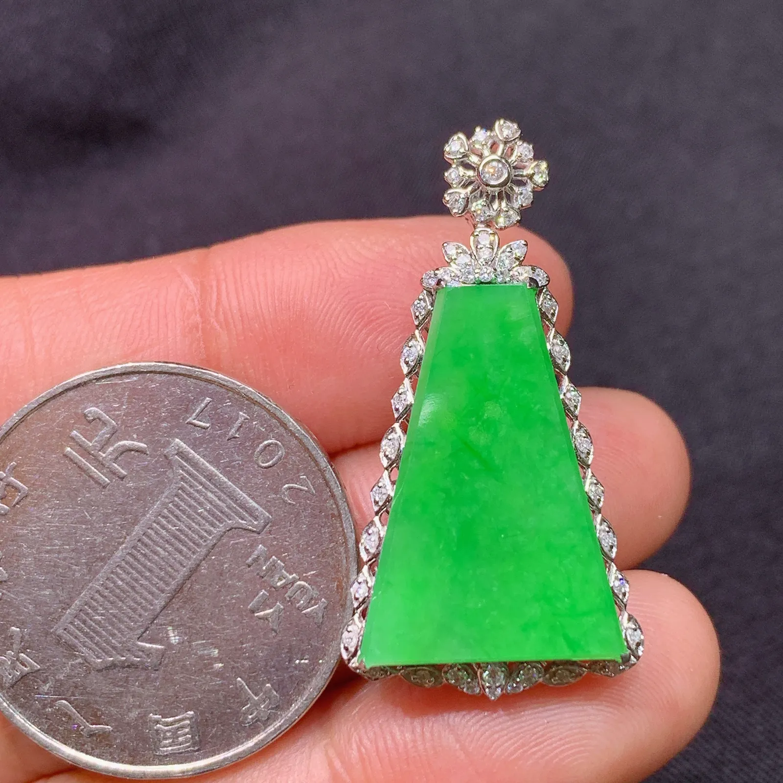 阳绿无事牌吊坠，18k金镶嵌，冰润色阳，种老水足，Fj 尺寸33.2*17.1*7.1