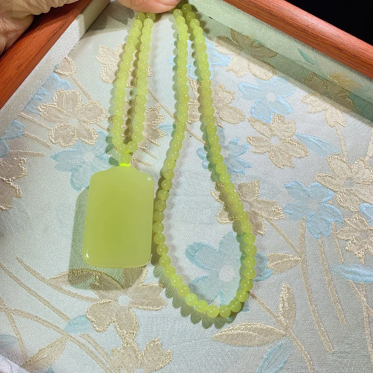 新疆和田玉若羌黄口料平安无事牌挂件。尺寸52/33/10重85.5克 玉质细腻油润 底色纯净 脂粉好，品质好。lt260112