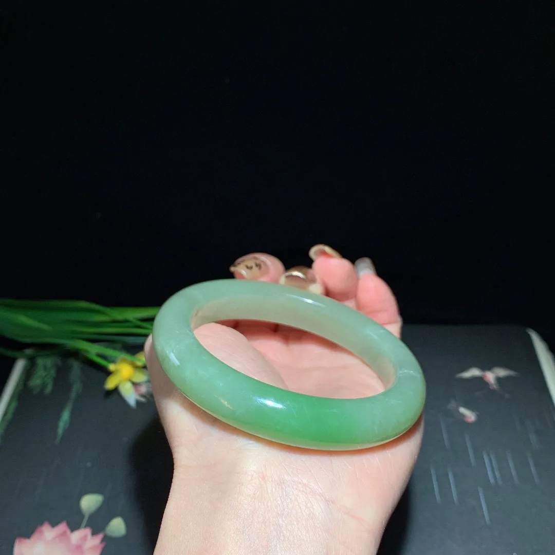 和田玉58圈口翠青手镯！玉质细腻油润 底色纯净 无裂无黑 脂粉好，品质高