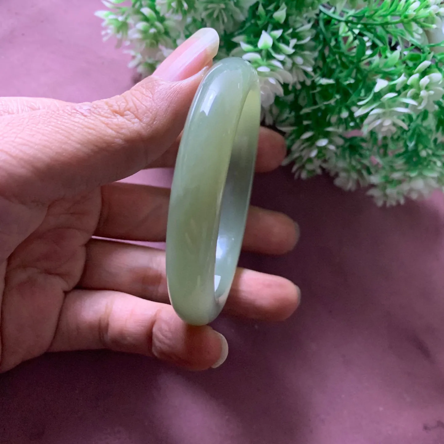 和田玉56.5圈口糖料手镯【挽间柔情】，镯型古朴典雅。在诗情画意的雨巷相遇，你是我腕间的一抹风情，有你眸有深情.清风荡漾湖间静水，我愿俯身低眉，在烟波涟漪处寻