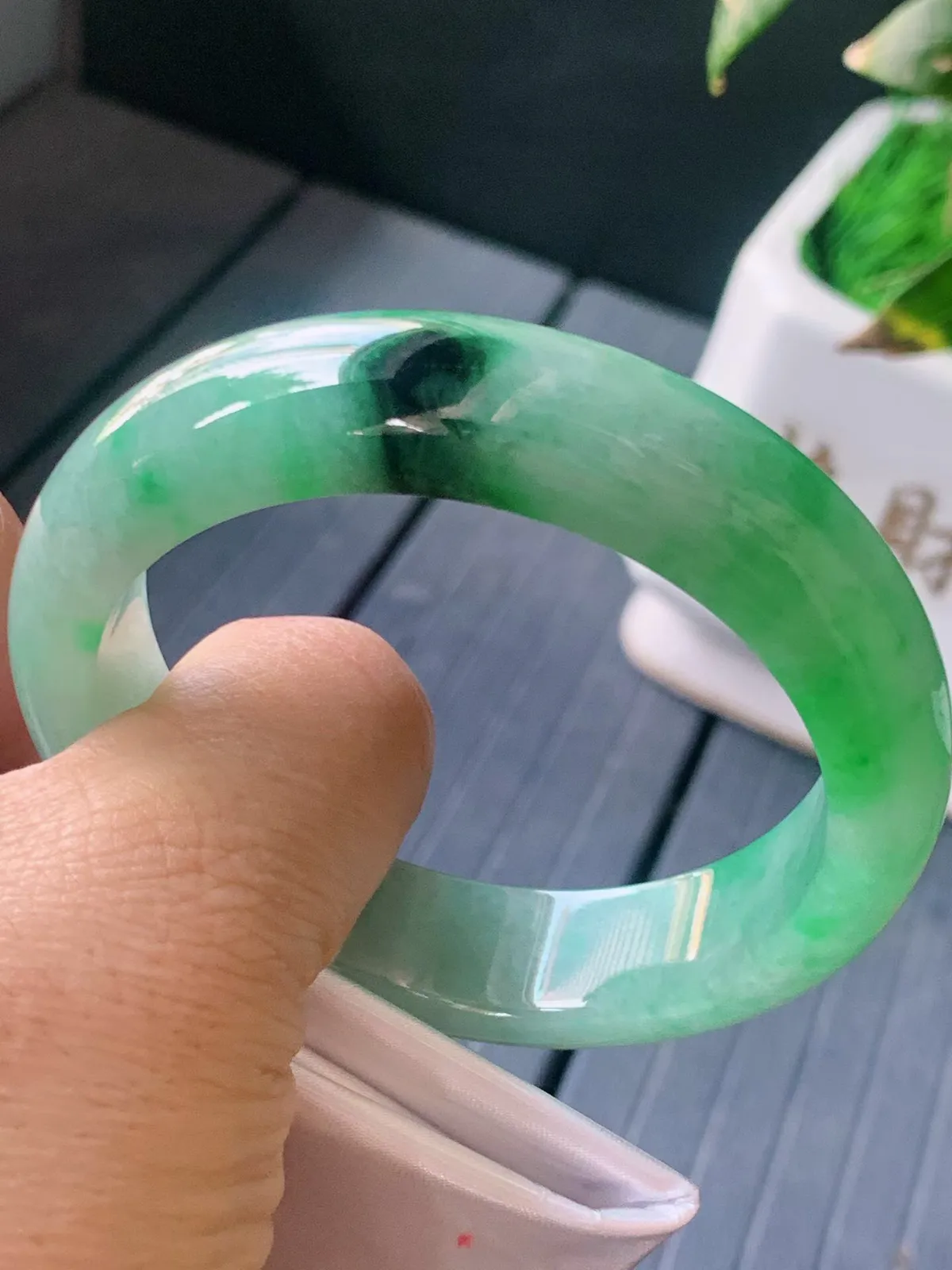 【翡翠名称】老坑种绿飘花55.3正圈口手镯
【翡翠尺寸】55.3/13.8/8.7mm适合54-56.5正圈口佩戴
【翡翠描述】宝贝种老水足，玉质细腻，色泽靓丽，性价比高，佩戴效果好！
【其它赠送】权威证书/精美挂绳/盒子/支持全国复检/七天无理由退换货(买家只须付来回邮费即可）