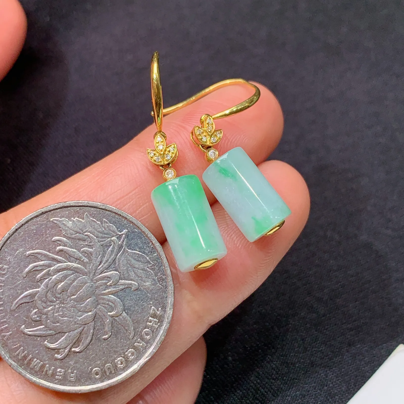 飘绿平安柱耳坠，18k金镶嵌，简约时尚，冰润细腻，种水足，Lh 尺寸11.1*6.7