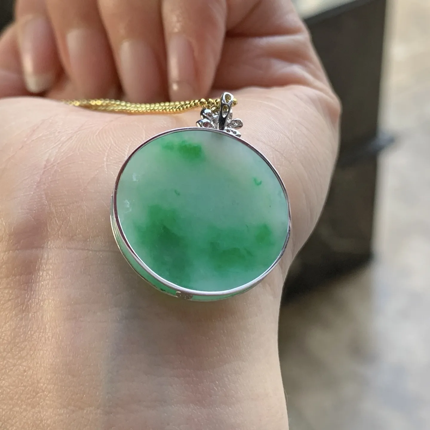 金镶嵌绿色圆牌^_^鲜艳