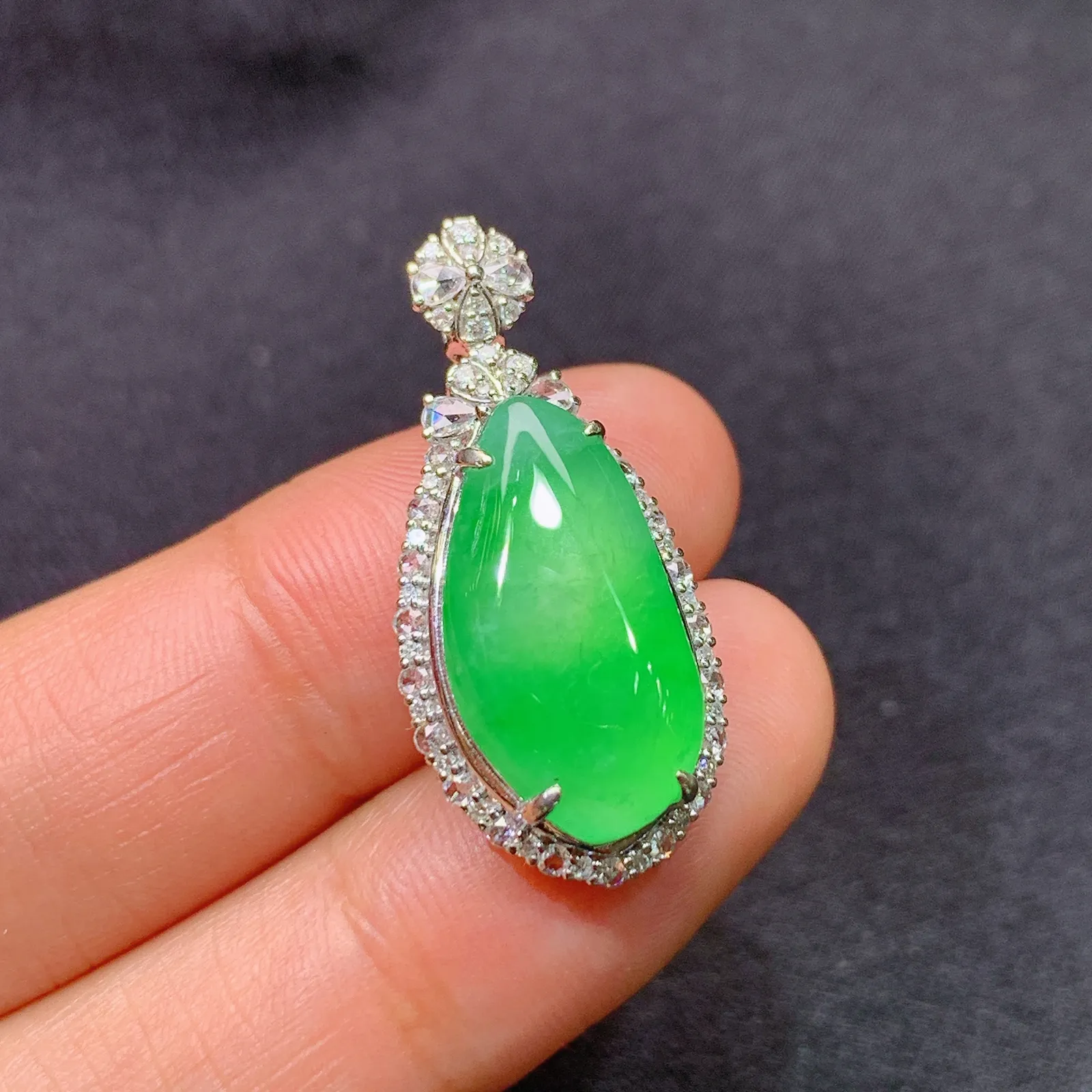 阳绿福瓜吊坠，18k金镶嵌，冰润色阳，玉质细腻，种水足，Fj 尺寸29*13.3*8.2