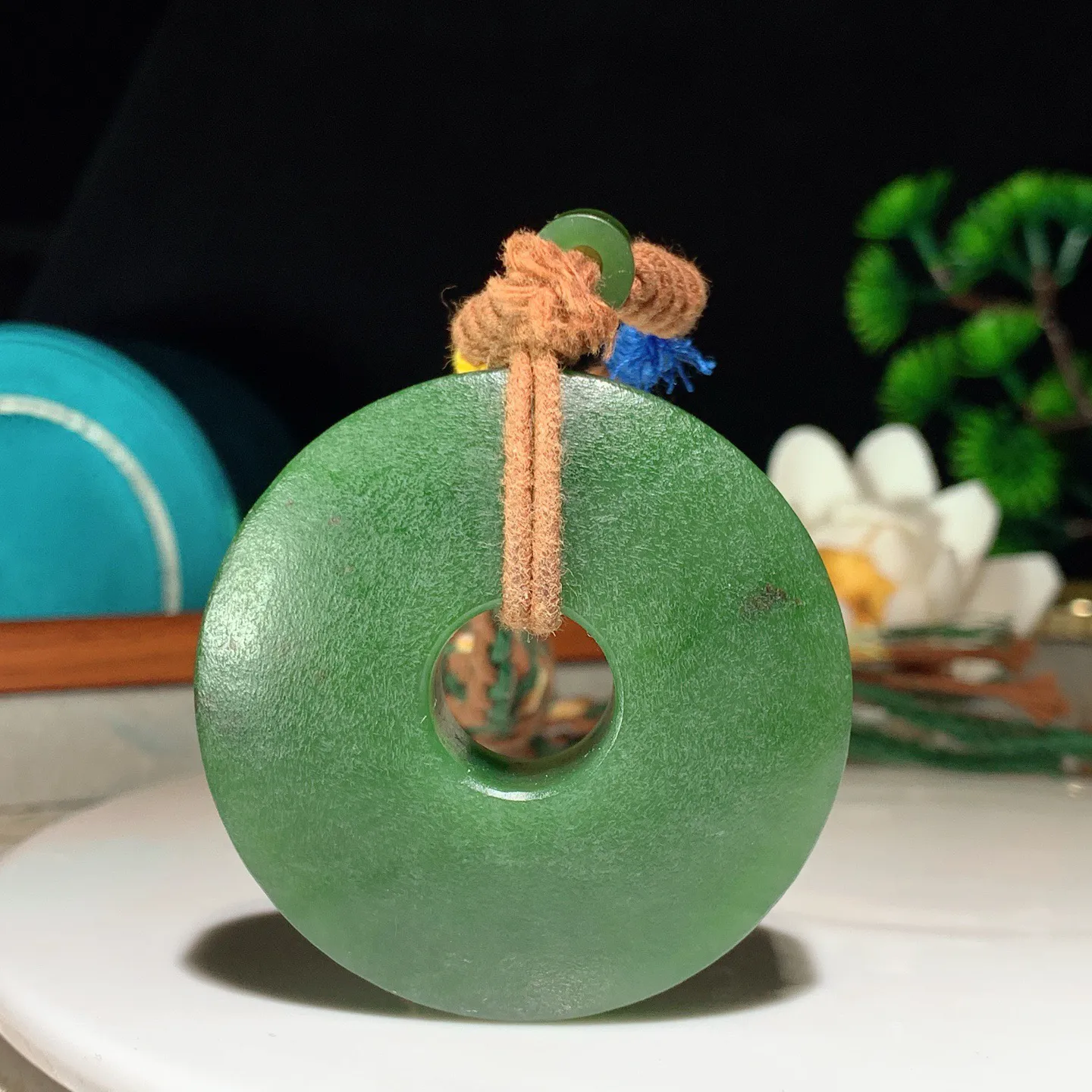 和田玉菠菜绿俄罗斯碧玉平安扣挂件。尺寸50/13重69.5克 玉质细腻油润 底色纯净 脂粉好，品质好。lt250112