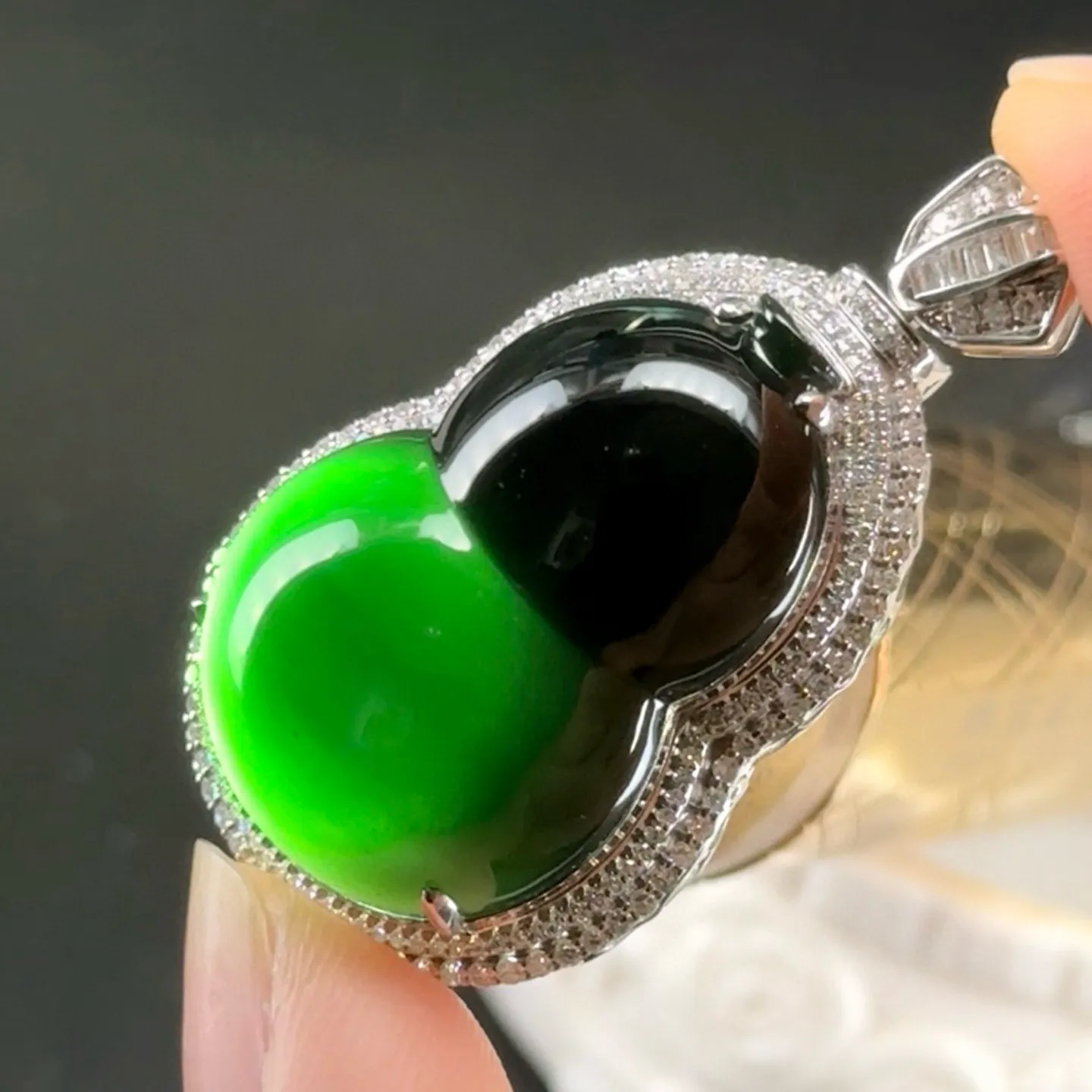 精品18k墨翠葫芦吊坠 种好色正 黑度极好 打灯通透 油性十足 尺寸41.9