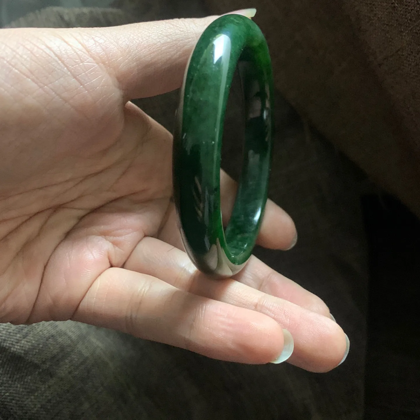 和田玉碧玉62.2圈口菠菜绿宽版手镯【挽间柔情】，镯型古朴典雅。在诗情画意的雨巷相遇，你是我腕间的一抹风情，有你眸有深情.清风荡漾湖间静水，我愿俯身低眉，在烟波涟漪处寻