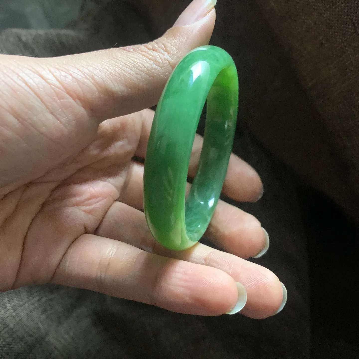 和田玉碧玉55圈口菠菜绿手镯【挽间柔情】，镯型古朴典雅。在诗情画意的雨巷相遇，你是我腕间的一抹风情，有你眸有深情.清风荡漾湖间静水，我愿俯身低眉，在烟波涟漪处寻