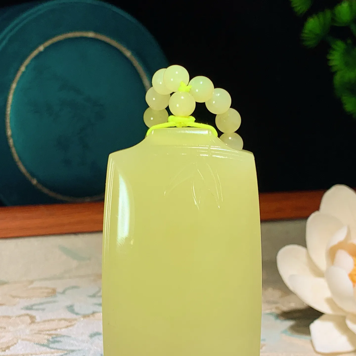 新疆和田玉若羌黄口料节节平安无事牌挂件。黄口料节节高升平安无事 尺寸68/35/10重96.6克 玉质细腻油润 底色纯净 脂粉好，品质好。lt260112