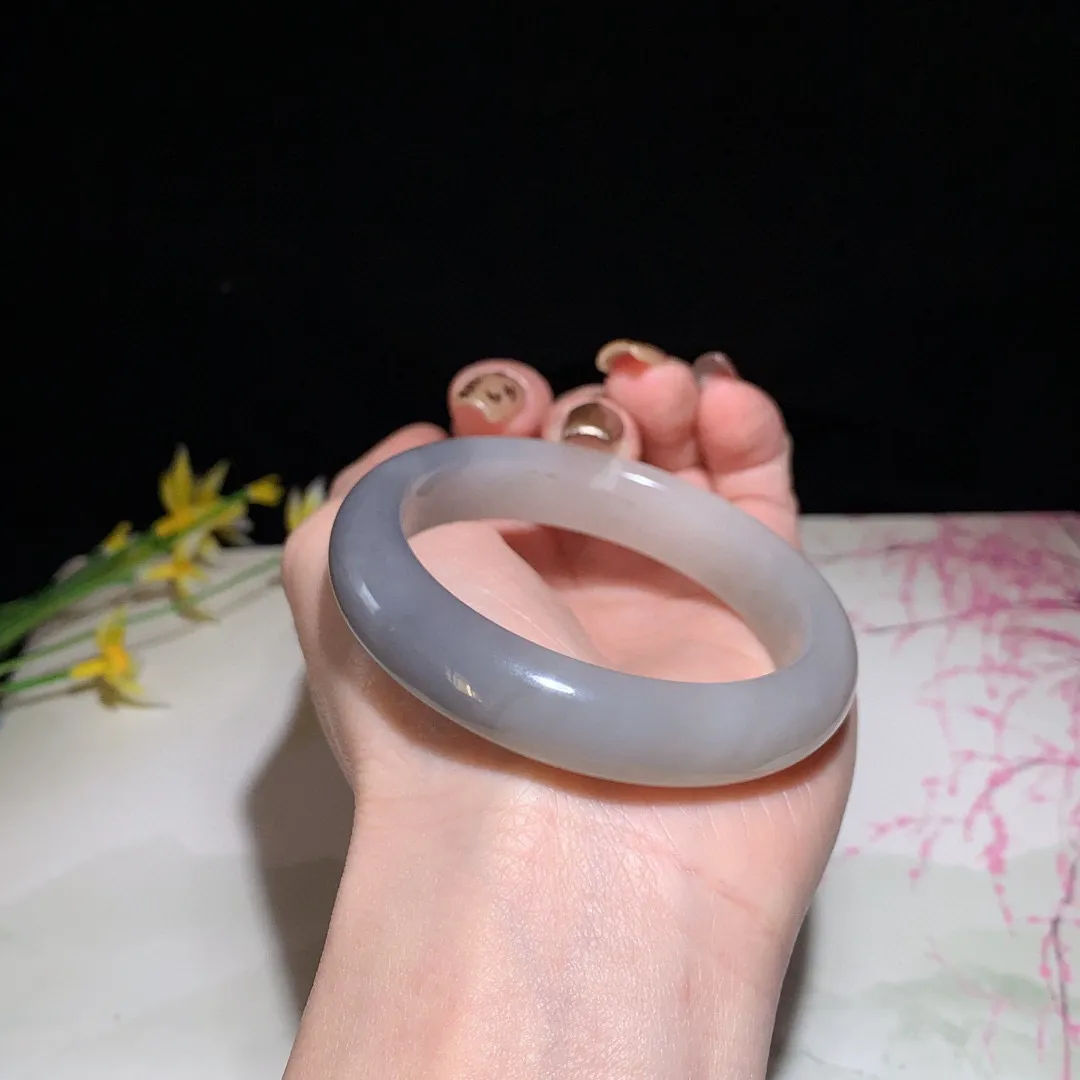 和田玉52.5圈口紫罗兰色手镯！玉质细腻油润 底色纯净 无裂无杂 脂粉好，品质好！