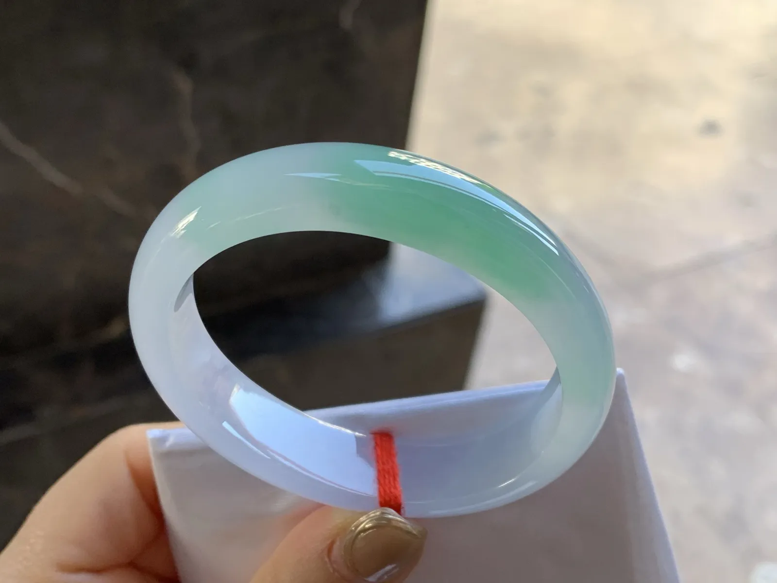 冰种带色贵妃镯
尺寸：53.5-13.2-7.8mm
种老肉细 正圈51 52可以带