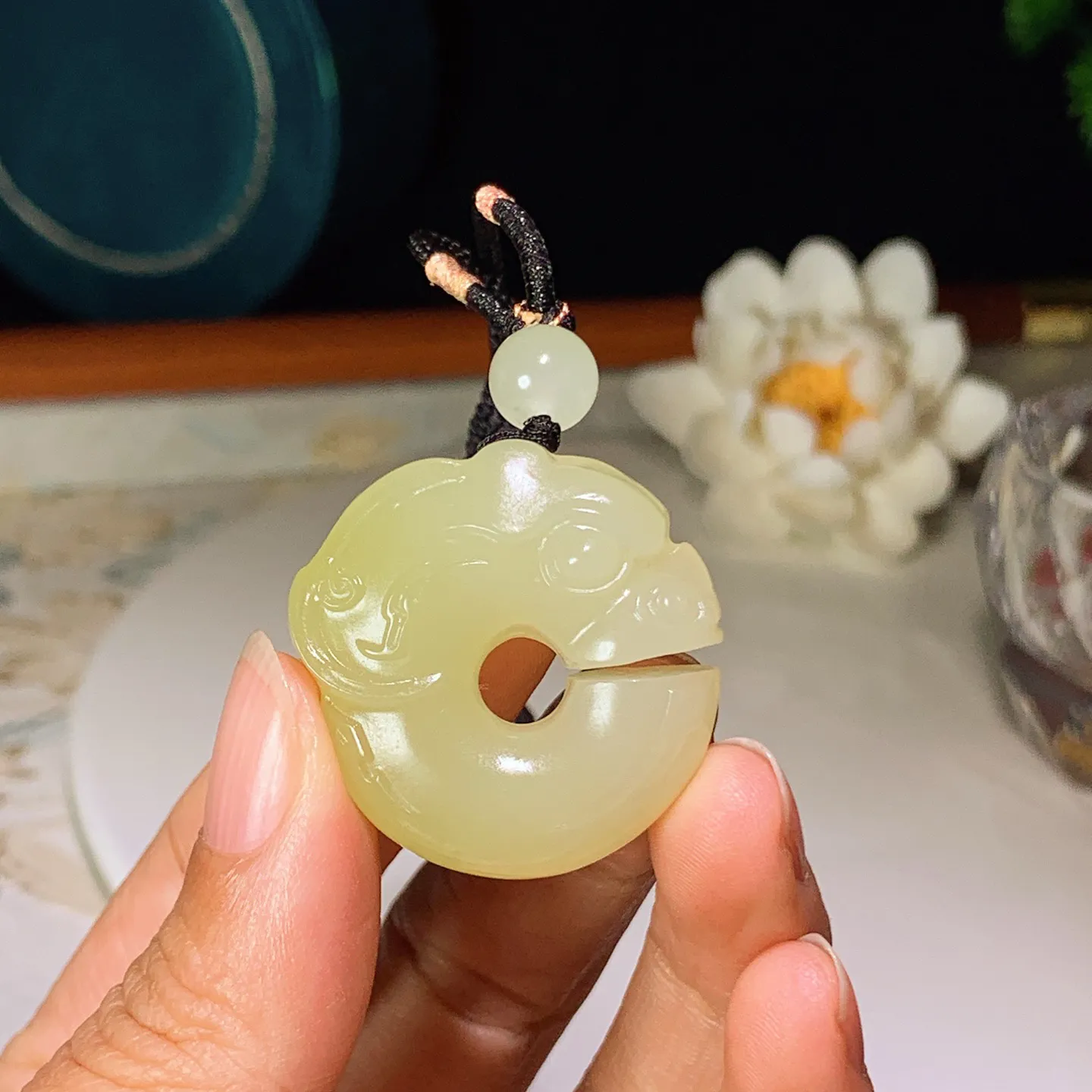 新疆和田玉若羌黄口料玉猪龙挂件。尺寸31/10重19.5克 玉质细腻油润 底色纯净 脂粉好，品质好。lt250112