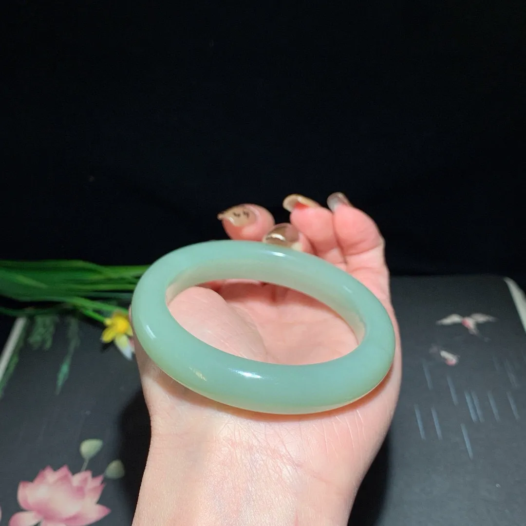 和田玉55圈口且末蓝手镯！特细腻料子 玉质细腻油润 底色纯净 无裂无杂 脂粉好，品质高。