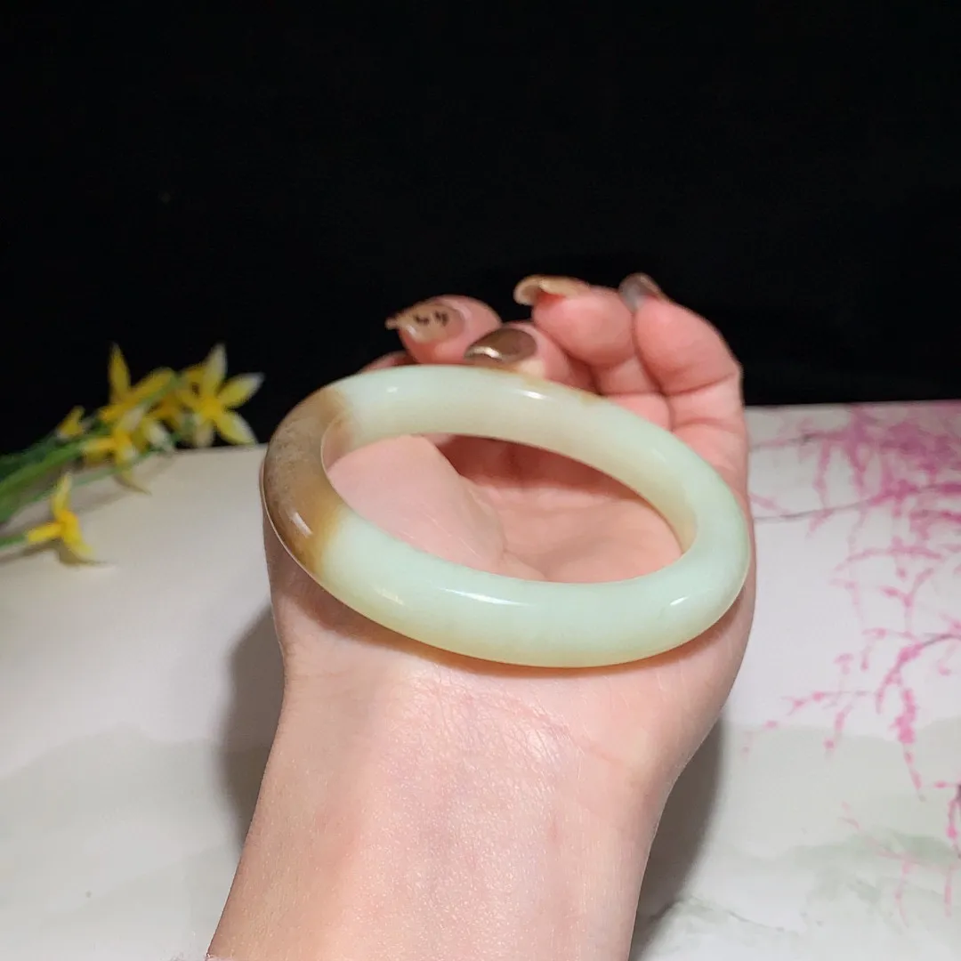 和田玉54圈且末糖手镯！玉质细腻油润 底色纯净  无纹裂 脂粉好，品质高。