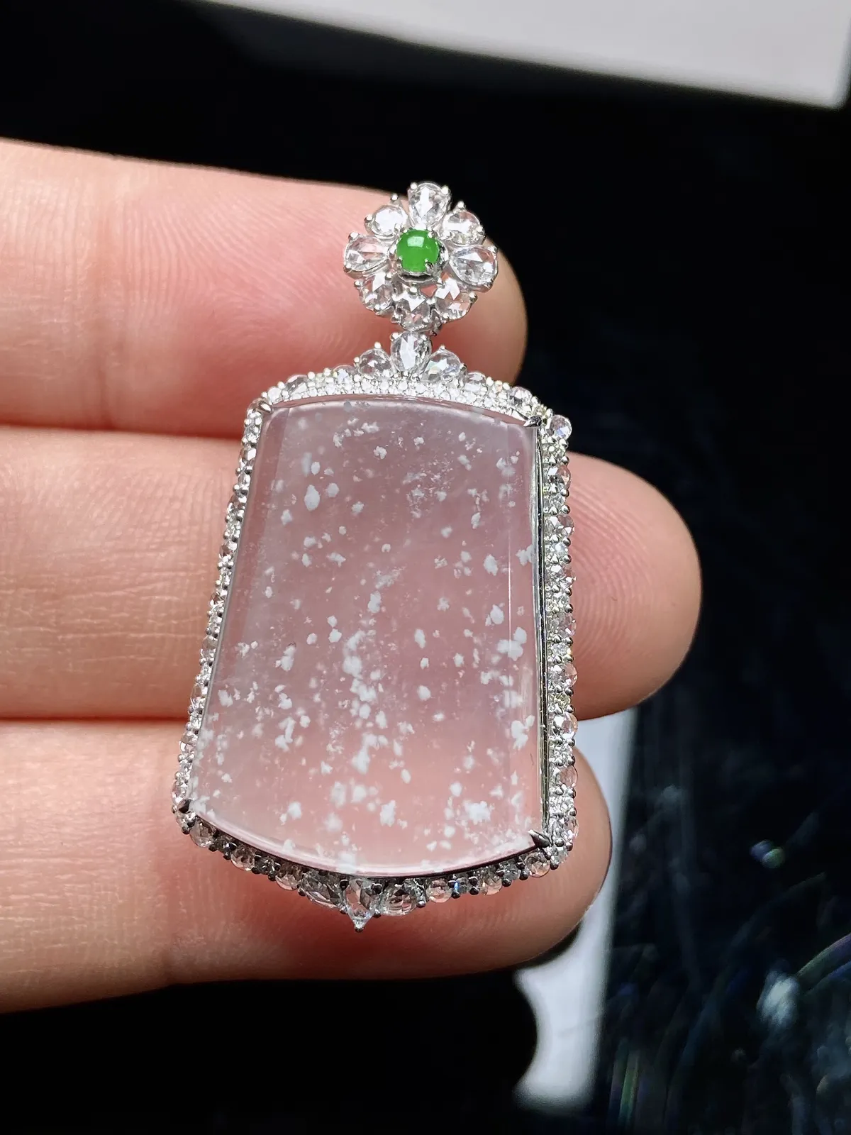 冰种雪花棉无事牌吊坠，18k金镶嵌，冰冰润润，玉质细腻，种水足，ych 尺寸37.8*21*8.6