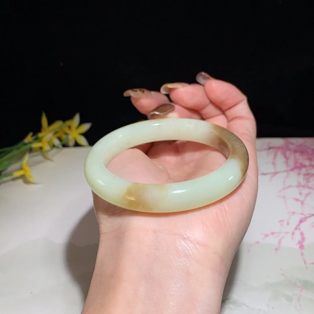 和田玉54圈且末糖手镯！玉质细腻油润 底色纯净  无纹裂 脂粉好，品质高。