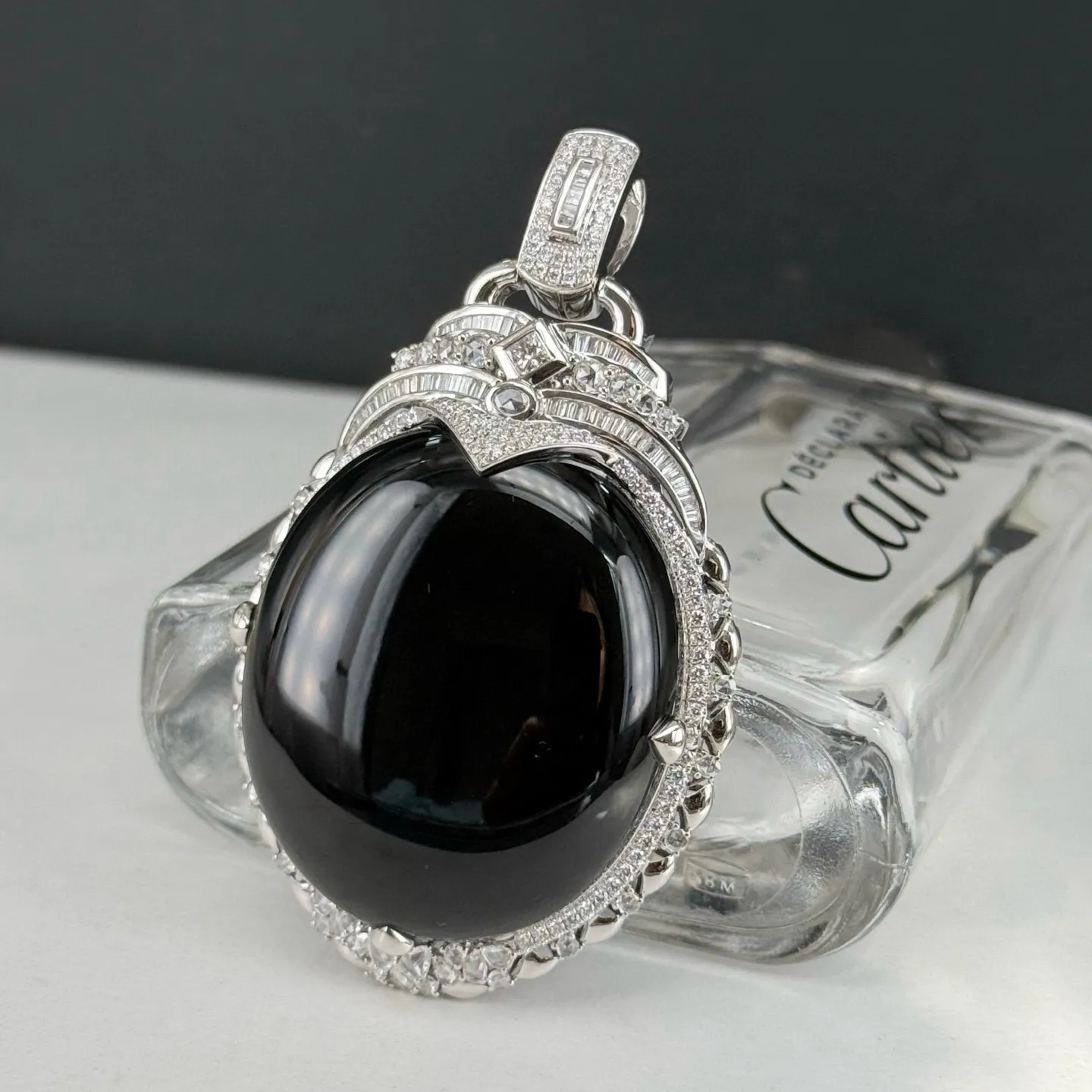 豪镶墨翠蛋面吊坠 种好色正 黑度极好 打灯通透 油性十足 尺寸62.3