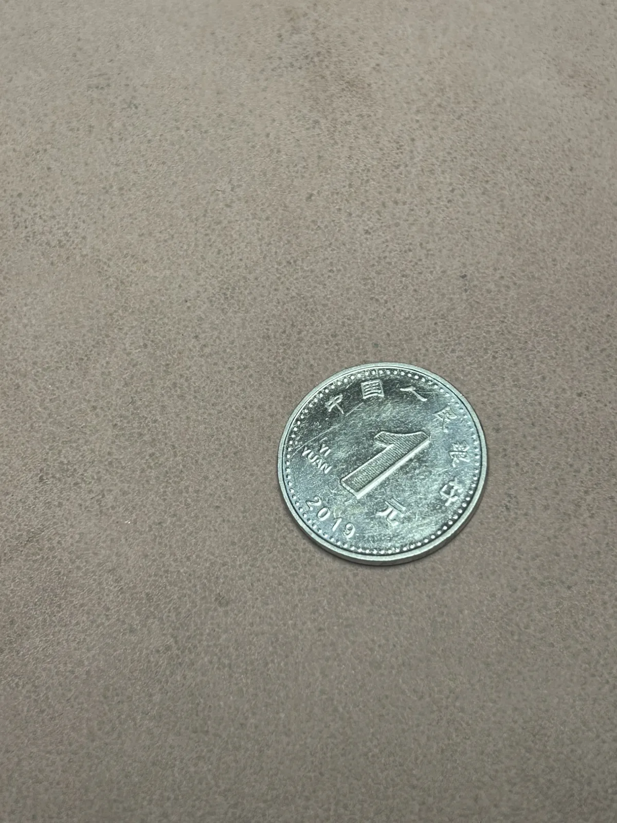 新疆和田玉若羌黄口料节节平安无事牌挂件。黄口料节节高升平安无事 尺寸68/35/10重96.6克 玉质细腻油润 底色纯净 脂粉好，品质好。lt260112