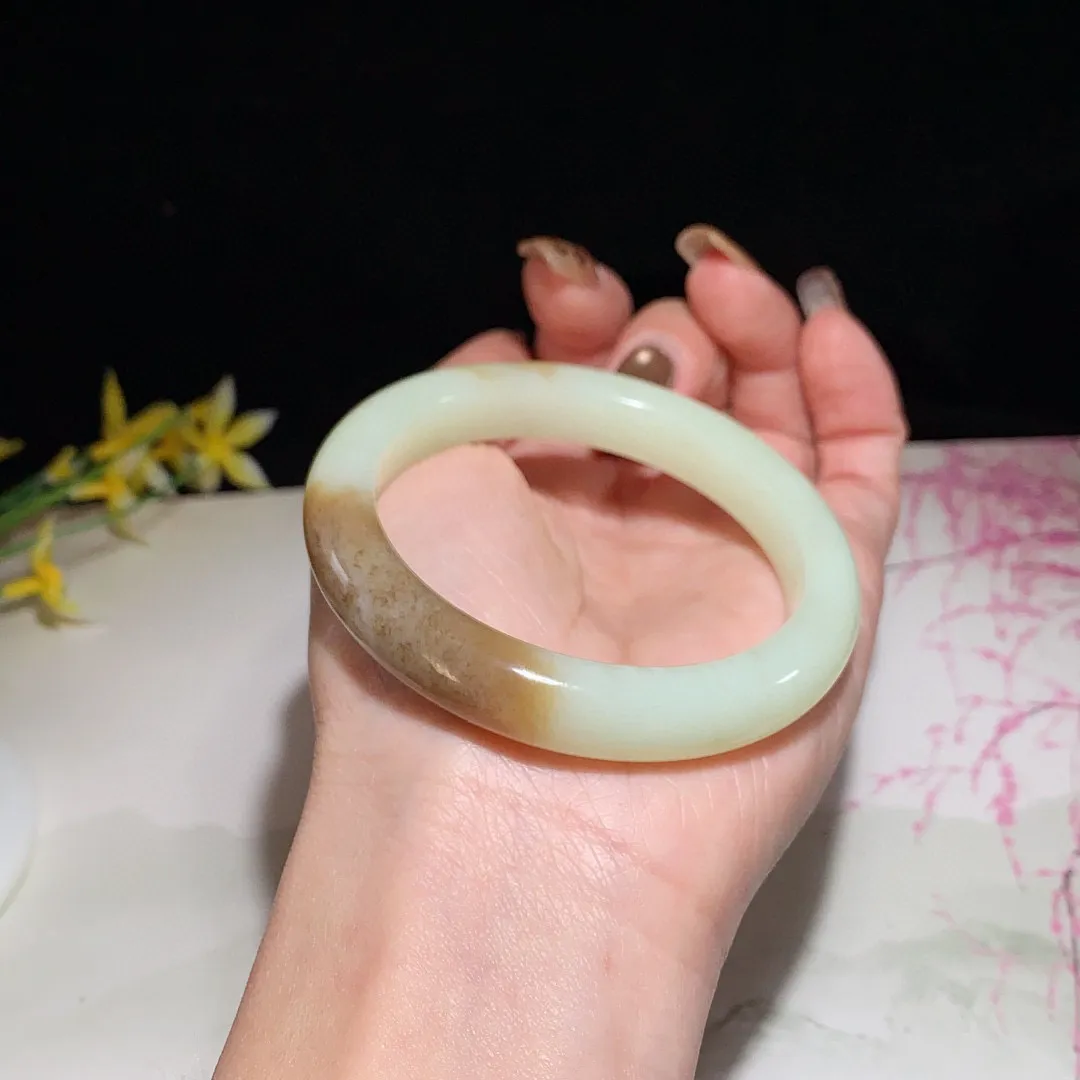 和田玉54圈且末糖手镯！玉质细腻油润 底色纯净  无纹裂 脂粉好，品质高。