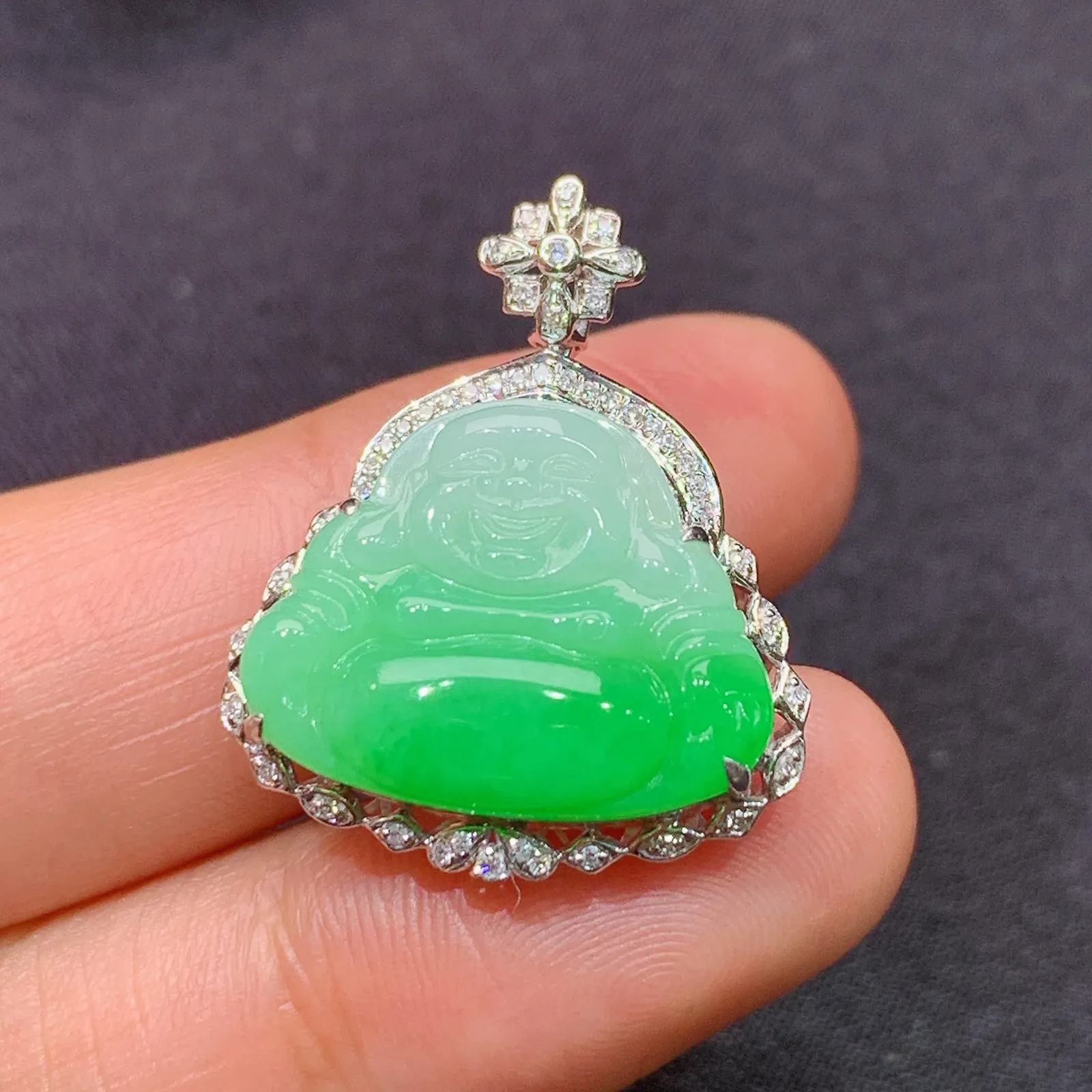飘绿笑佛吊坠，18k金镶嵌，冰润色阳，品相好，种水足，Fj 尺寸25.9*21.1*8.5
