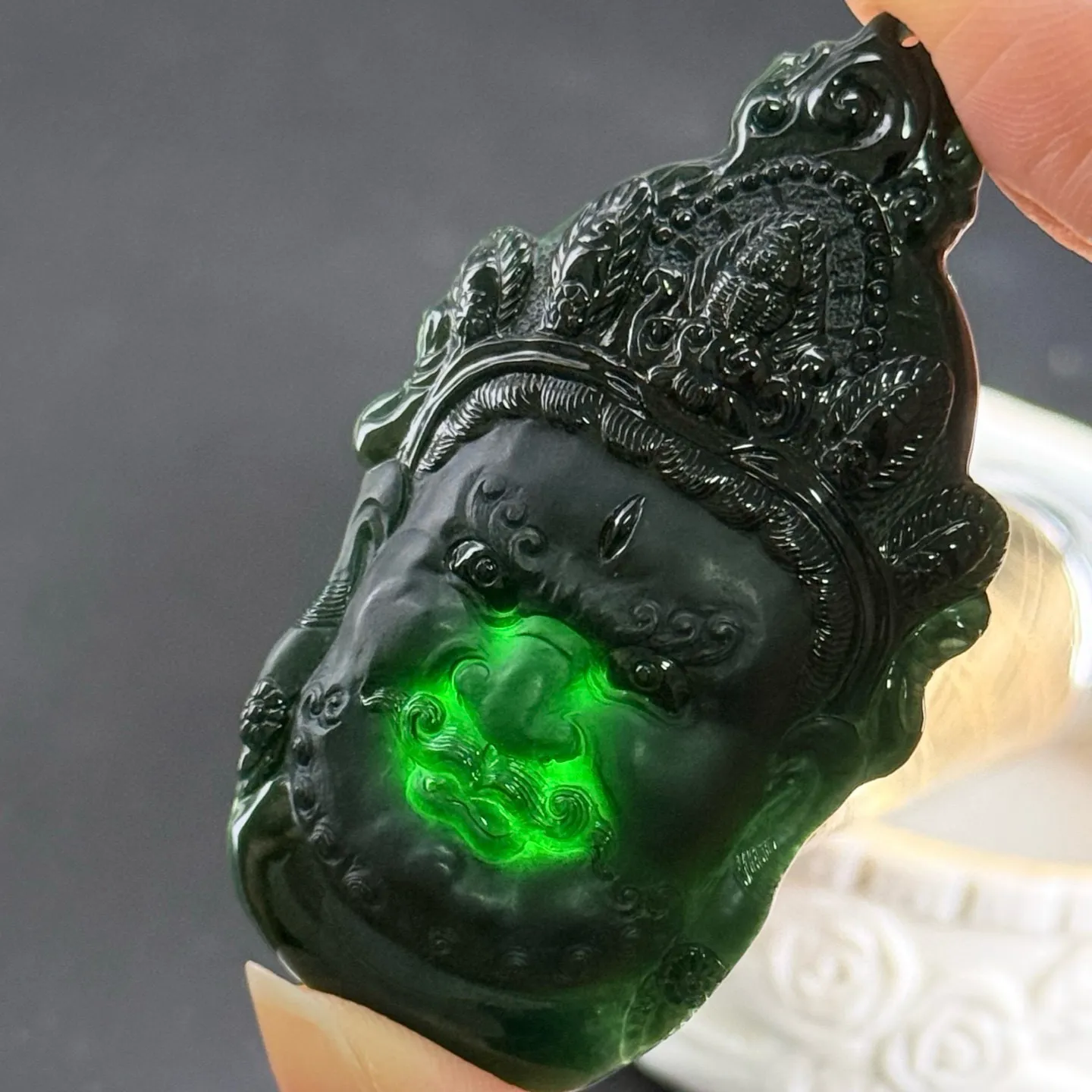 精品墨翠黄财神 种好色正 黑度极好 打灯通透 油性十足 61.1