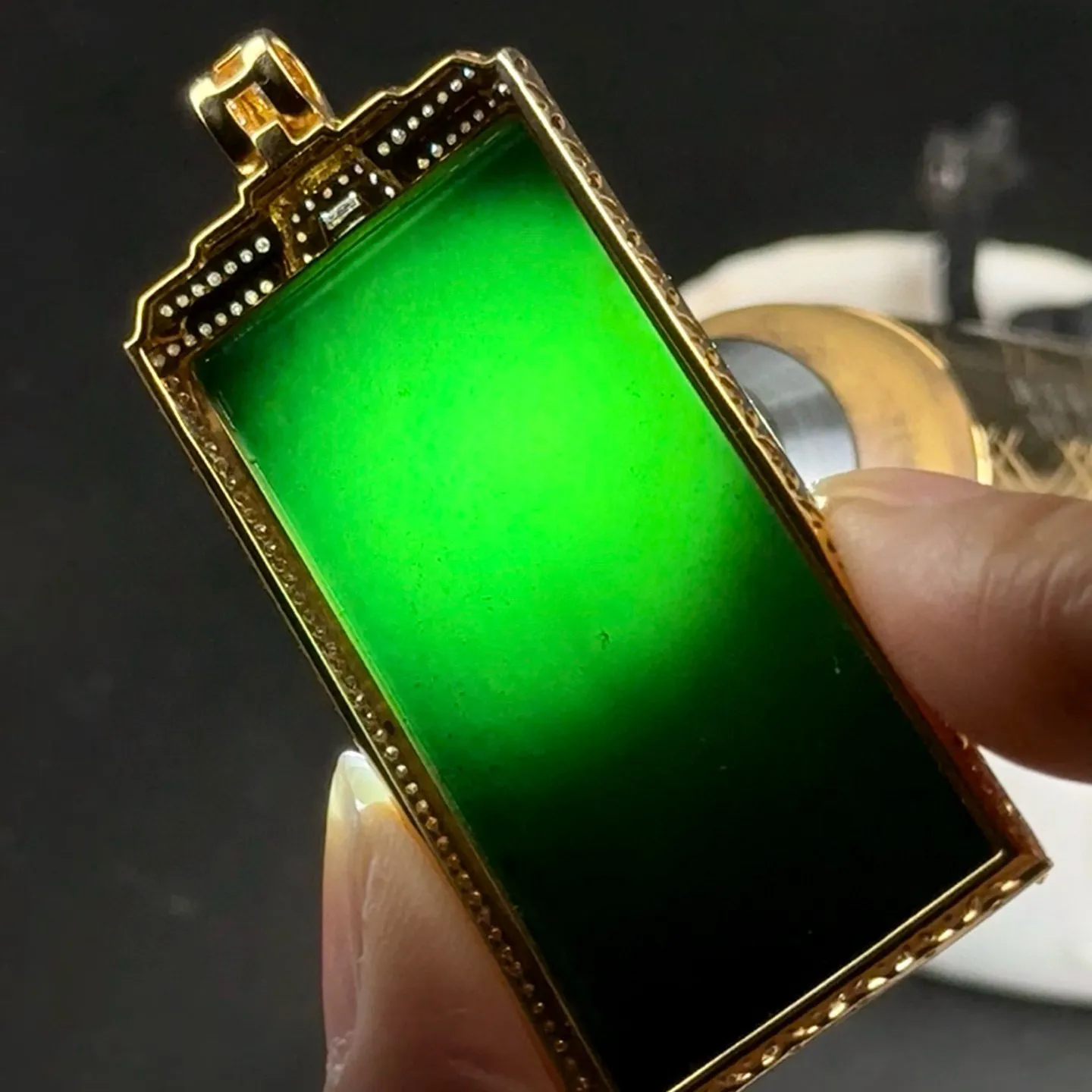 精品18k墨翠无事牌 种好色正 黑度极好 打灯通透 油性十足 尺寸62