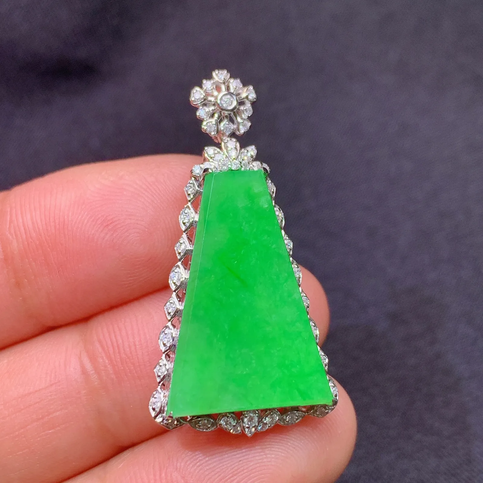 阳绿无事牌吊坠，18k金镶嵌，冰润色阳，种老水足，Fj 尺寸33.2*17.1*7.1