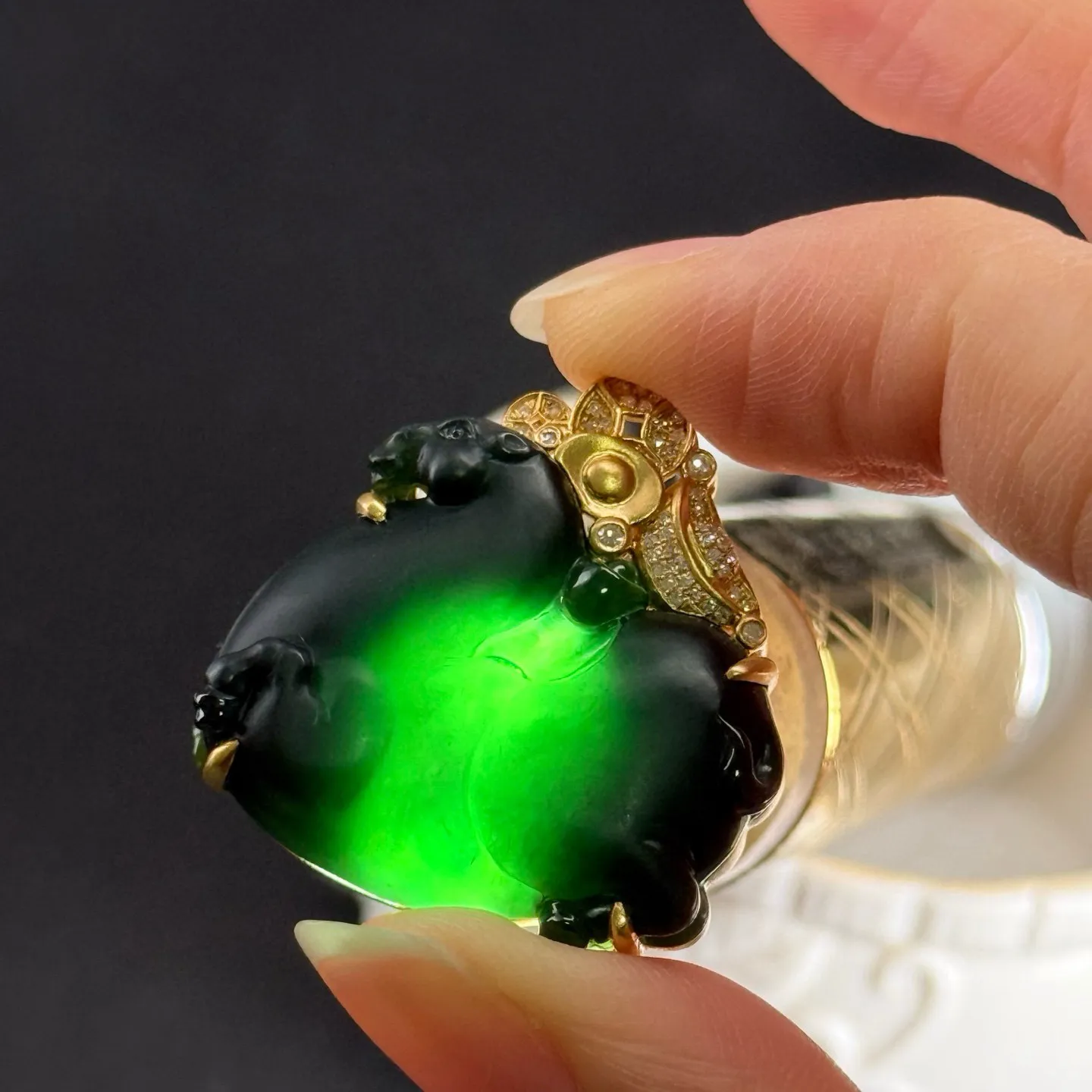 精品18k墨翠马上有钱 种好色正 黑度极好 打灯通透 油性十足 尺寸30.2