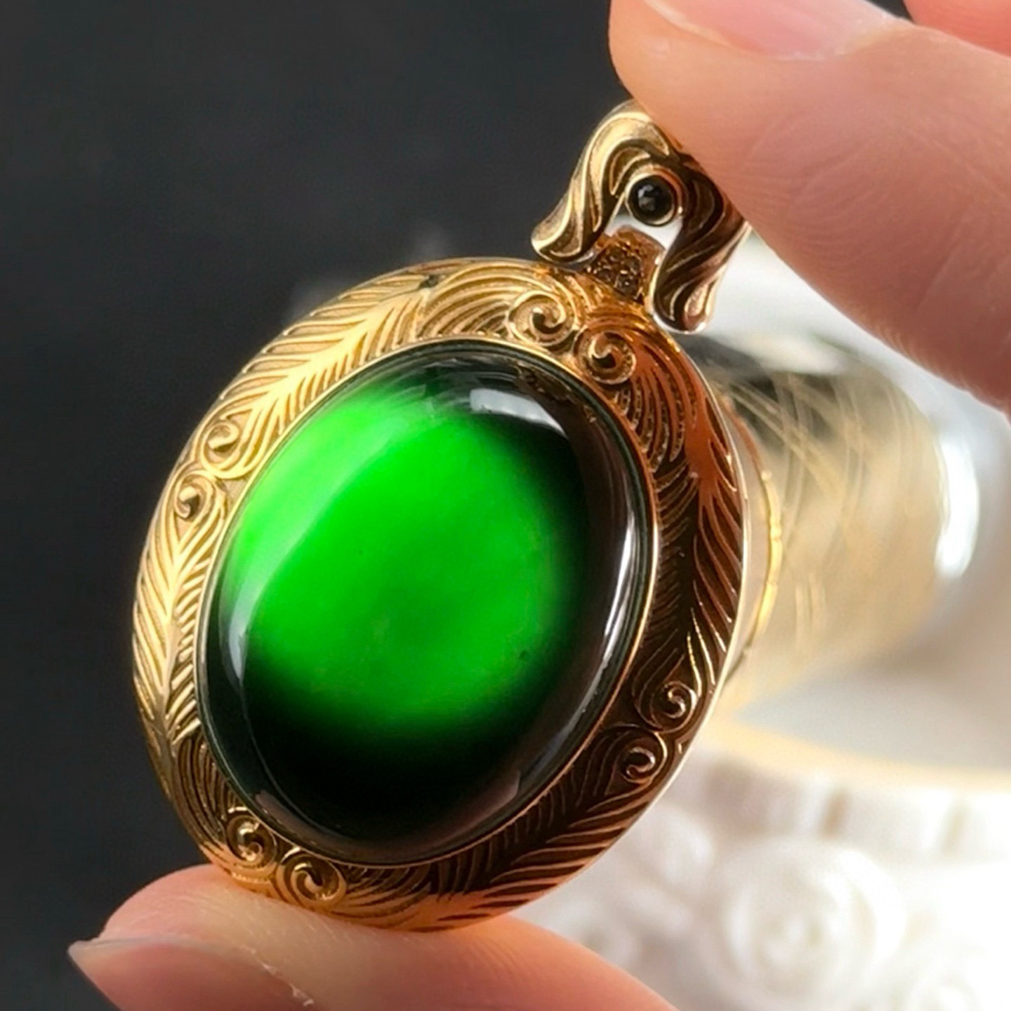 精品18k墨翠蛋面吊坠 种好色正 黑度极好 打灯通透 油性十足 尺寸40.1