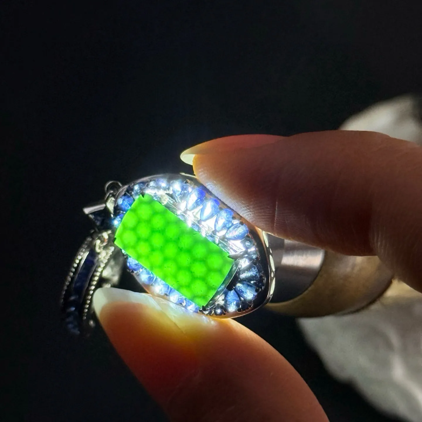 精品18k豪镶墨翠大耳坠 种好色正 黑度极好 打灯通透 油性十足 尺寸14.1