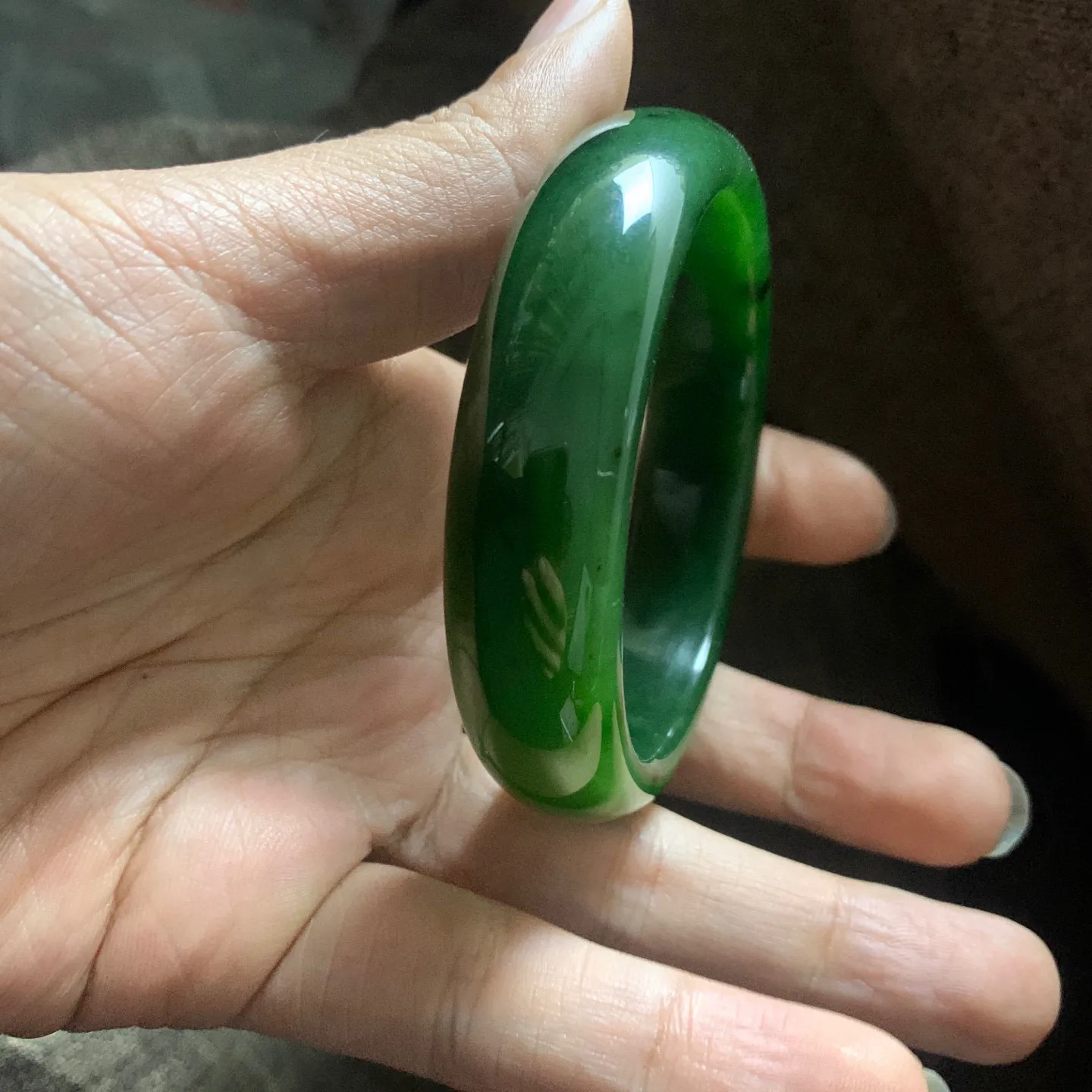 和田玉碧玉58圈口菠菜绿宽版手镯【挽间柔情】，镯型古朴典雅。在诗情画意的雨巷相遇，你是我腕间的一抹风