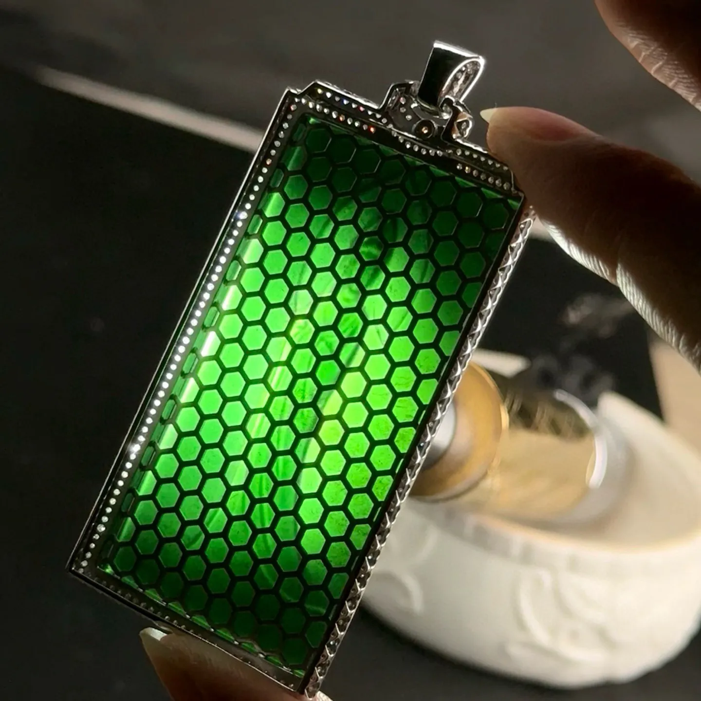 精品墨翠站观音 种好色正 黑度极好 打灯通透 油性十足  尺寸71.1