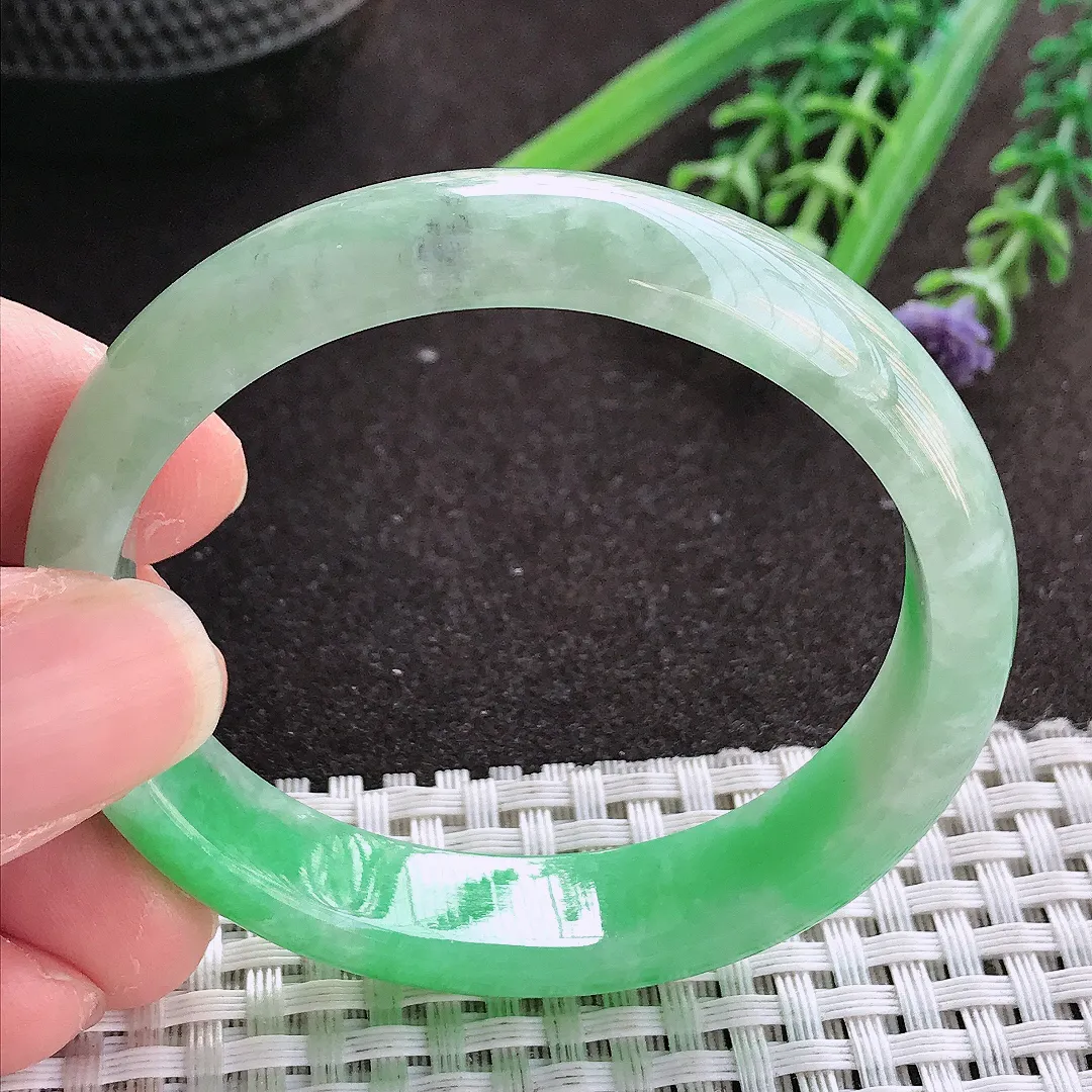 实拍翡翠A货51/46.5/12/6.5老坑精美满绿飘阳绿贵妃手镯翡翠玉镯女款