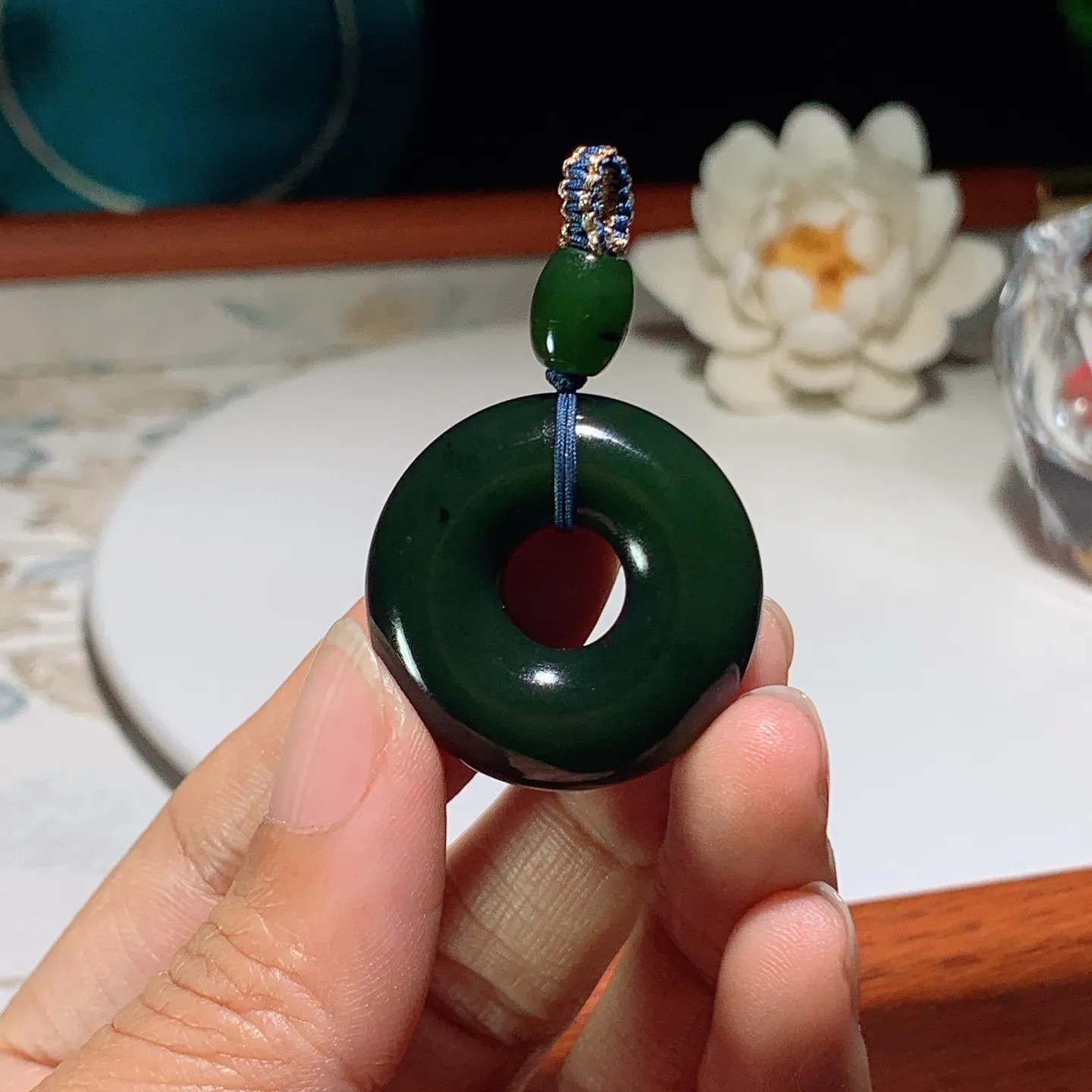 和田玉菠菜绿俄罗斯碧玉怀古平安扣挂件。尺寸29/10重17克 玉质细腻油润 底色纯净 脂粉好，品质好。lt250112