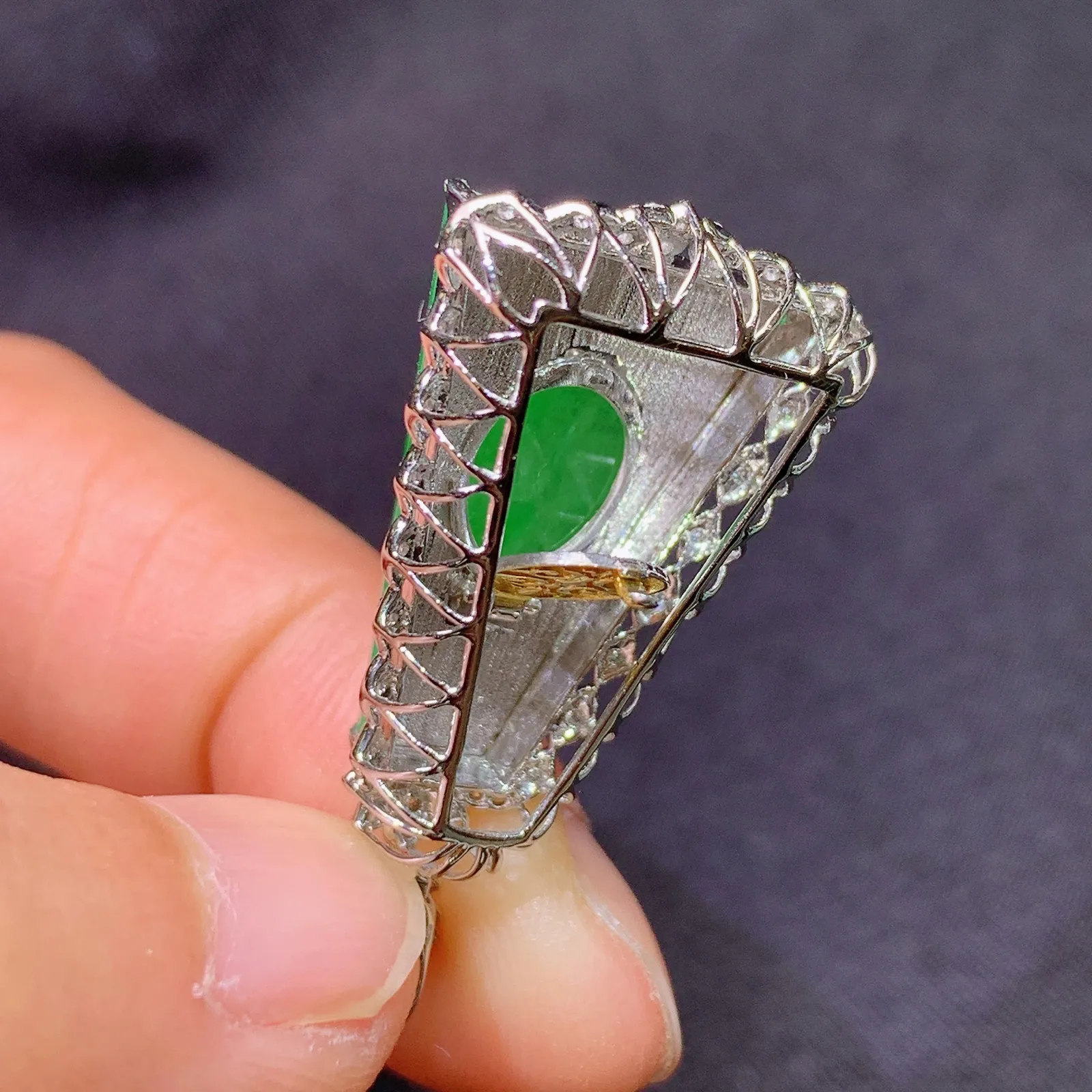 阳绿无事牌吊坠，18k金镶嵌，冰润色阳，种老水足，Fj 尺寸33.2*17.1*7.1