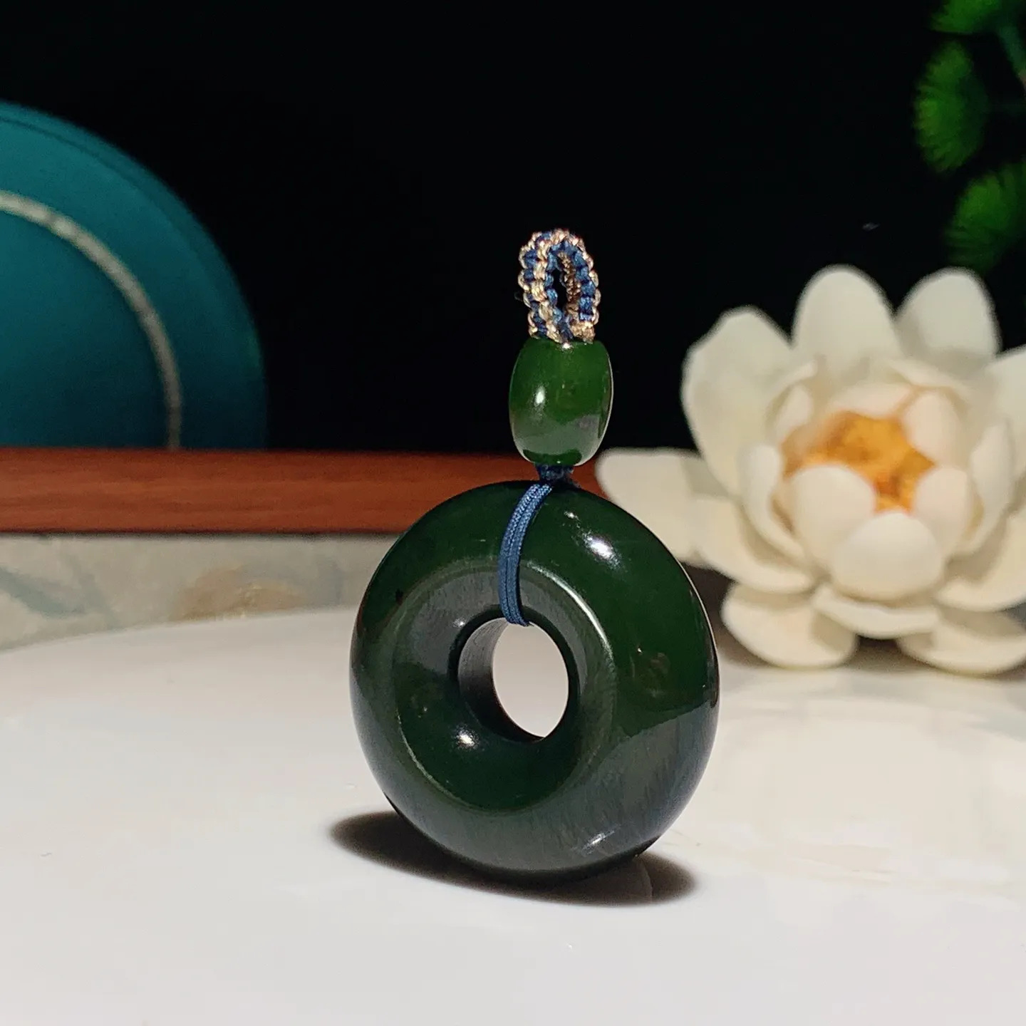 和田玉菠菜绿俄罗斯碧玉怀古平安扣挂件。尺寸29/10重17克 玉质细腻油润 底色纯净 脂粉好，品质好。lt250112