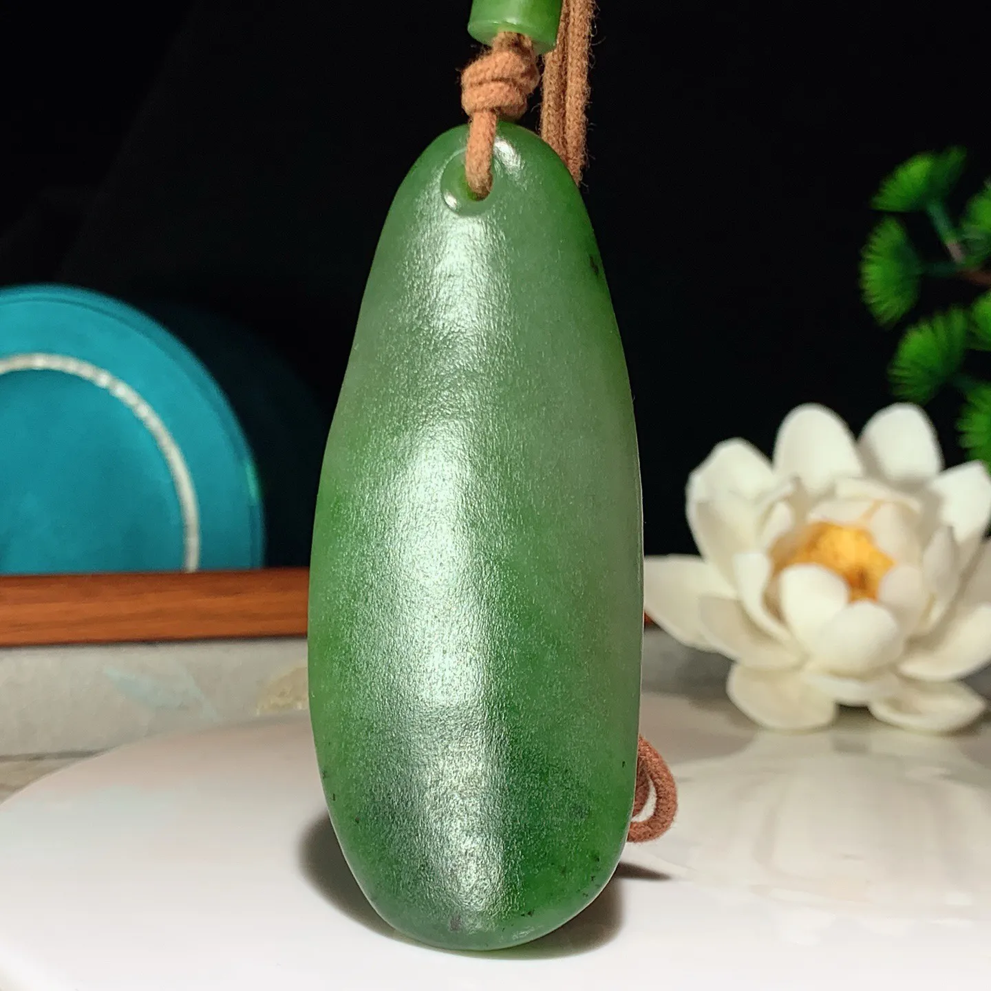 和田玉阳绿俄罗斯碧玉随型挂件。尺寸72/31/10重46克 玉质细腻油润 底色纯净 脂粉好，品质好。lt250112